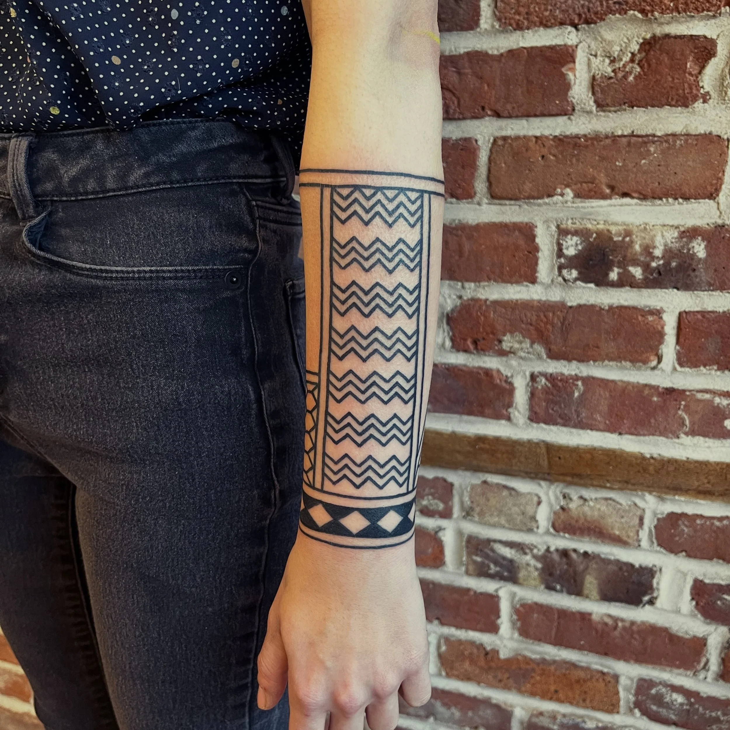 ⁉️ Ready to start your tribal, ornamental, or pattern work style sleeves ⁉️ Me too! Please reach out if you&rsquo;re interested in something in this style!! @greenpointtattooco 

👀 This is what it can look like in one sitting - a mix of drawing on t