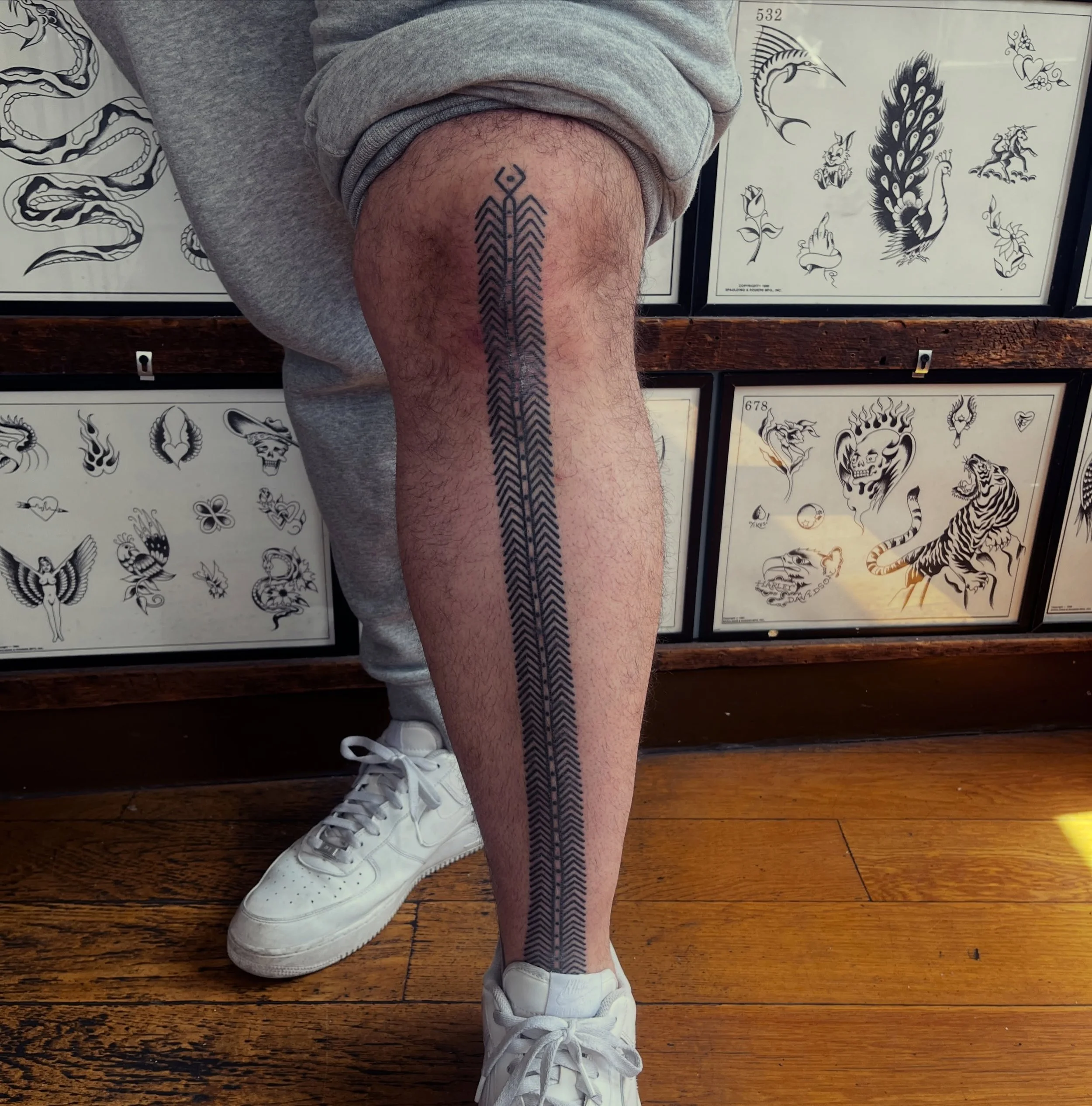 Healed and fresh photos of this centipede we made on Josh! I love how these flowers and move on the body. They&rsquo;re so fun! Thanks so much Josh 🙏🏼 Made @greenpointtattooco 

😚 Want something like this? Hit the link in my bio to book your consu