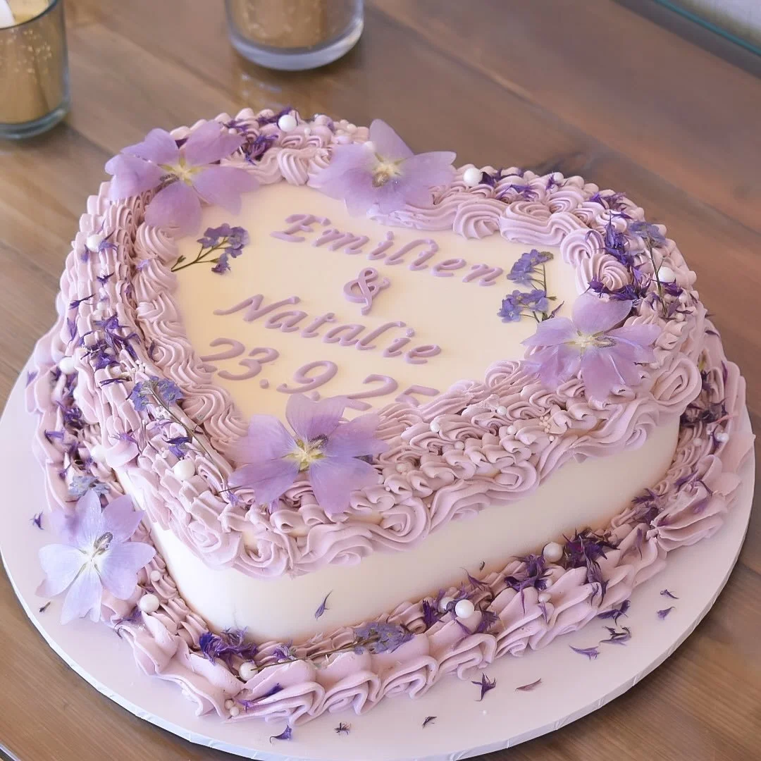 Yesterday, Natalie &amp; Emilien celebrated their love at the beautiful @treetopescape and I had the joy of creating this heart-shaped wedding cake for their special day 🤍✨ A classic vanilla sponge, finished with lilac piping, delicate edible flower