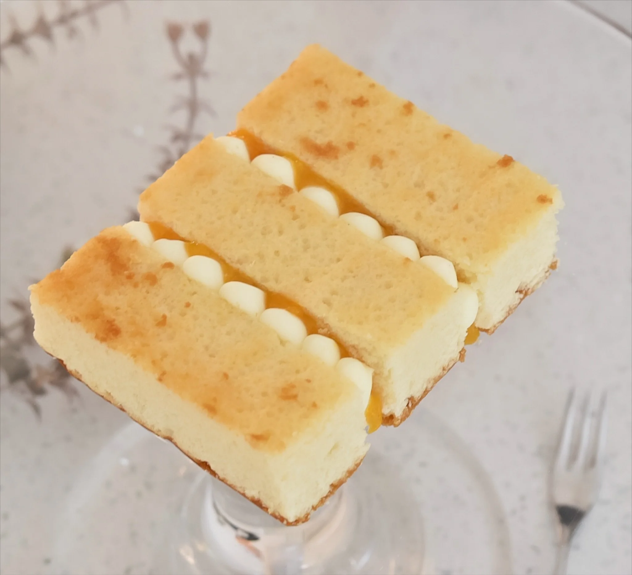 A slice of summer, no matter the season 🧡✨
Say hello to my newest flavour: Vanilla Bean & Peach. Soft sponge infused with vanilla bean, layered with the delicate sweetness of peach — light, fresh, and just the right balance of indulgence.