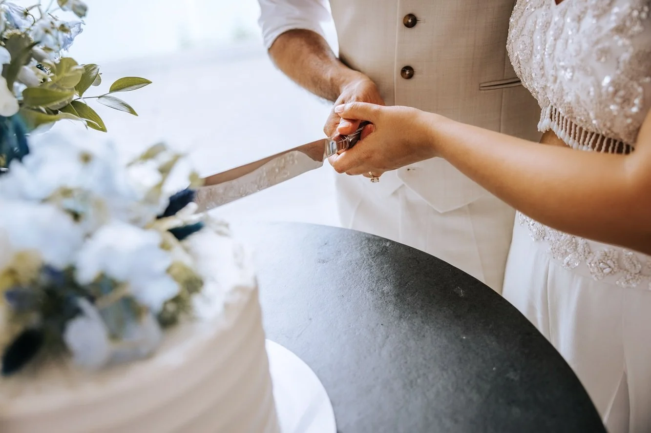 Ravi & Puja’s Sandy Cove Hotel wedding was all coastal calm + modern elegance 🤍💙
Powder-blue delphiniums, ivory roses, sea-view vows… and a sleek textured buttercream cake finished with white blooms and soft blue accents by Lulus P