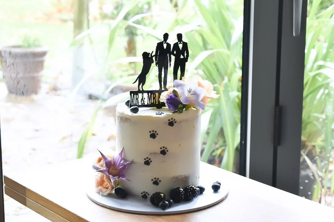 A beautiful design for Luke and Aron, who celebrated their wedding at the lovely @millbrookestate 🤍✨

This semi-naked cake was finished with soft peach and lilac blooms, a touch of gold leaf and the sweetest detail &mdash; tiny paw prints and a topp