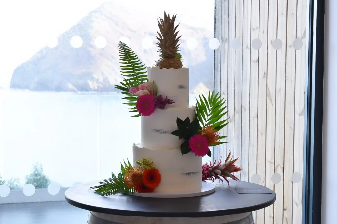 It might be nearly Christmas, but we&rsquo;re skipping the mulled wine and going straight for the pina coladas! 🌴🌞

A beautifully sun-soaked tropical wedding @hotelsandycove with the Devon coast glowing in the background as the celebrations unfolde