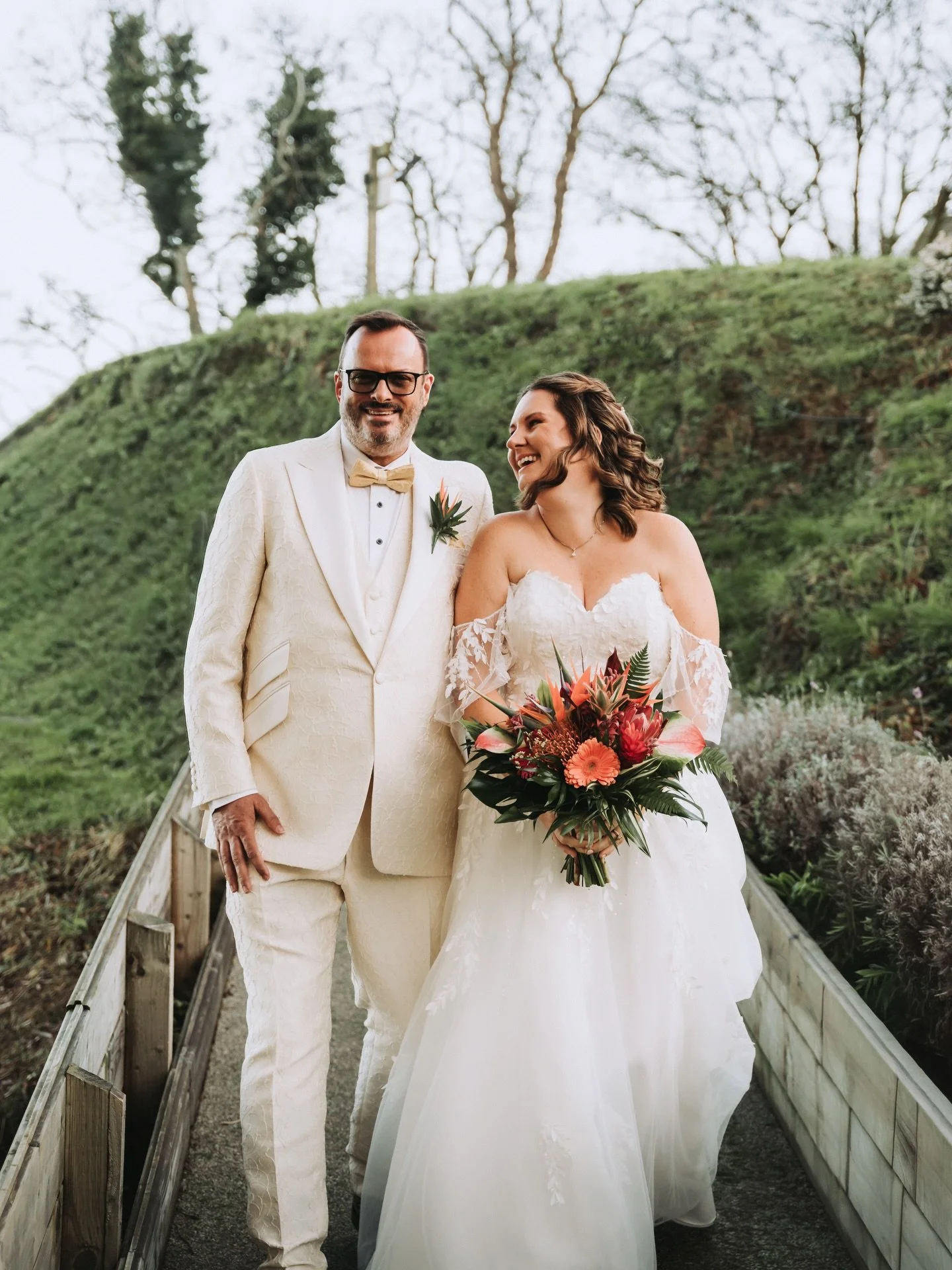 A tropical coastal wedding @hotelsandycove 🌿🍍

From vibrant florals to a semi-naked wedding cake finished with a hand-painted gold pineapple topper, this Devon wedding was full of colour, flavour and atmosphere!

The images were kindly shared with 