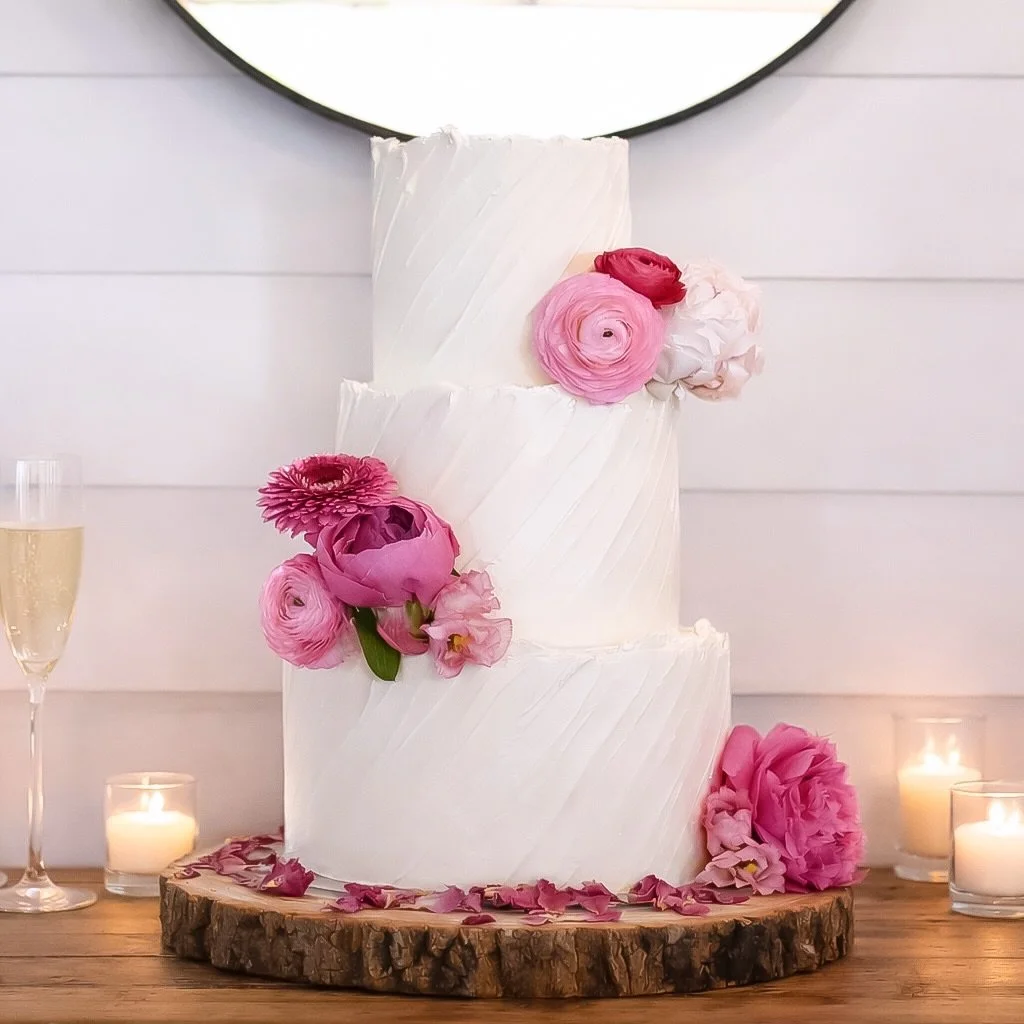 Some wedding cakes are designed to be admired up close. Others are designed to hold the room.

This bespoke wedding cake was created with height, proportion and flow in mind, ensuring it feels balanced and intentional within a larger wedding celebrat