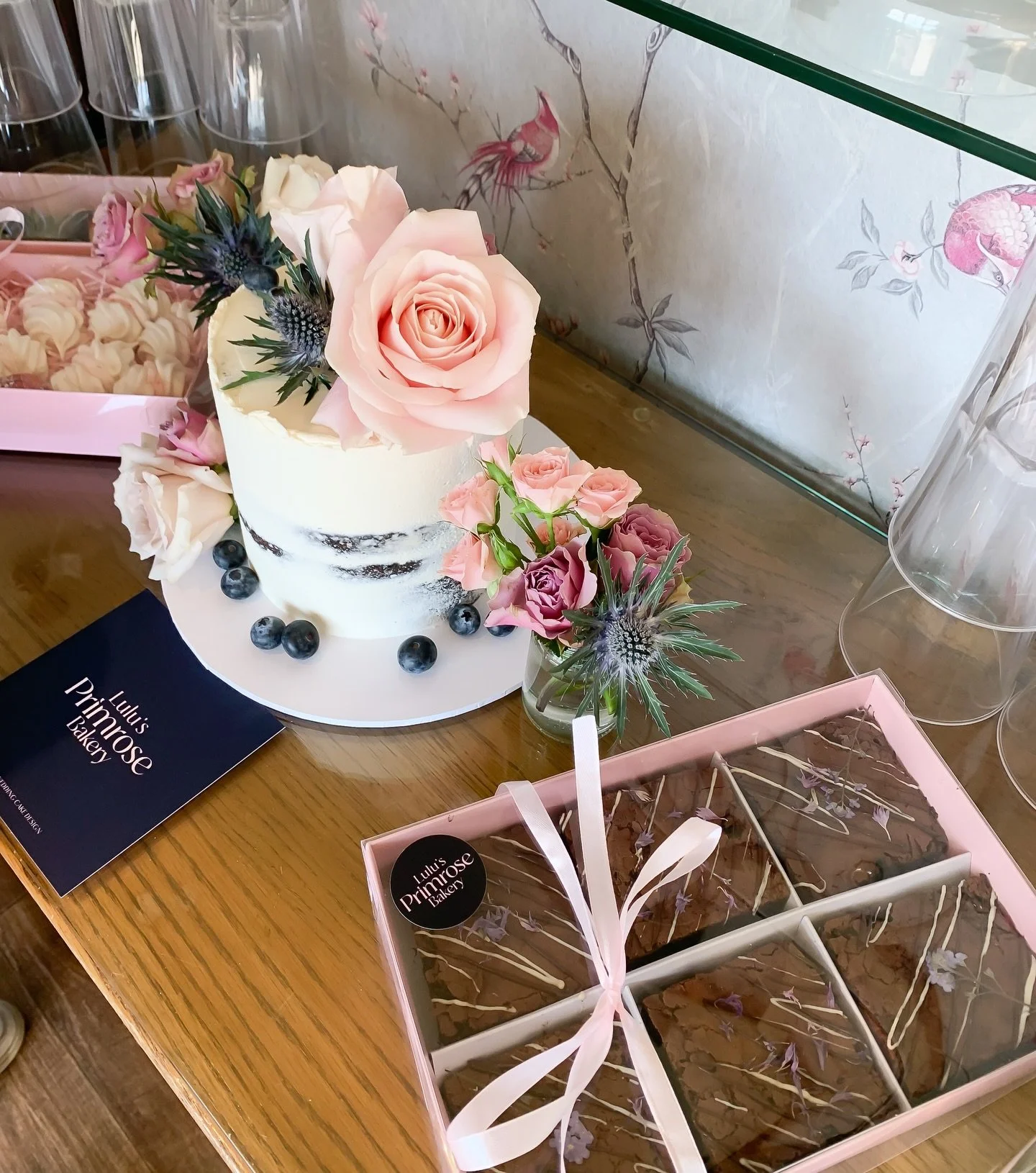 An elopement package in action 🤍

Delivered to Tree Top Escape, this bespoke set-up included:

&bull; A 6&rdquo; semi-naked buttercream cake adorned with fresh roses and seasonal florals
&bull; Rich chocolate brownies finished with delicate drizzle 