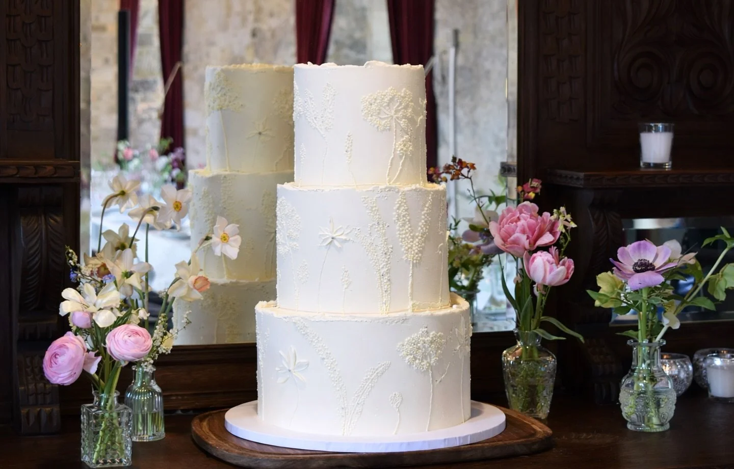 I had the absolute pleasure of creating this beauty yesterday ✨

Sara &amp; Sebastian came to me with a vision of something classic, elegant, minimal&hellip; but still completely unique to them and I loved bringing it to life. Sara, who travelled all