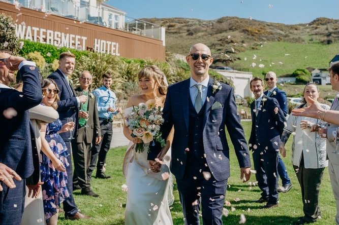 A little throwback to Annabel &amp; Sam&rsquo;s wedding last spring 🧡🤍

A soft, modern buttercream cake with subtle texture, paired with personalised favours for each guest, every detail designed to sit beautifully within the setting @watersmeetwoo