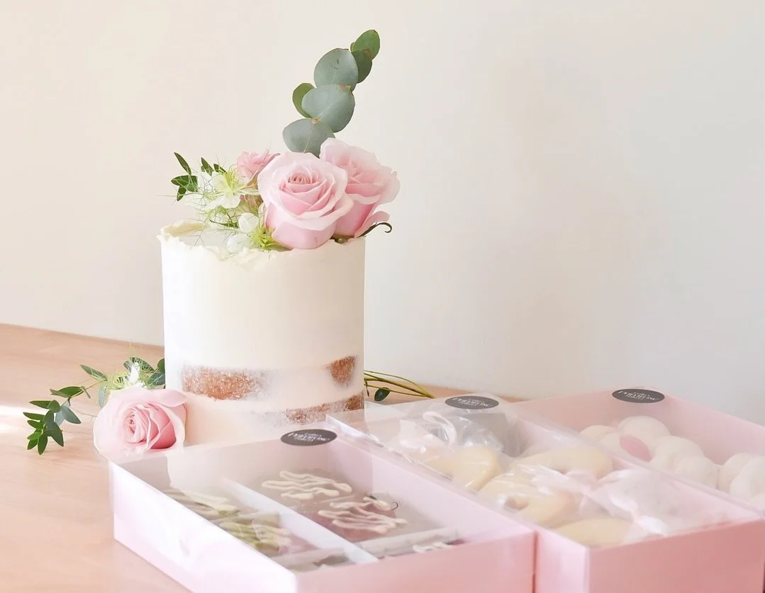 Soft pinks, sweet treats and sunshine at yesterday&rsquo;s beautiful wedding at Tree Top Escape ☀️

This dessert setup included a small semi-naked cake with fresh flowers, white chocolate and raspberry meringue kisses, heart Jammie Dodgers and rich c