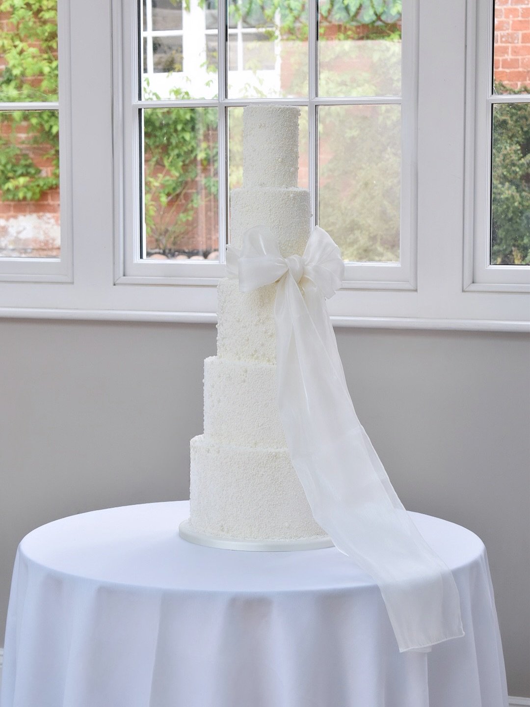 Thousands of tiny sugar pearls, a cascading organza bow, 5 sharp tiers, all coming together to create one unforgettable centrepiece 🤍

For Megan &amp; Dougie 🤍 wishing you both lots of happiness for the future xx