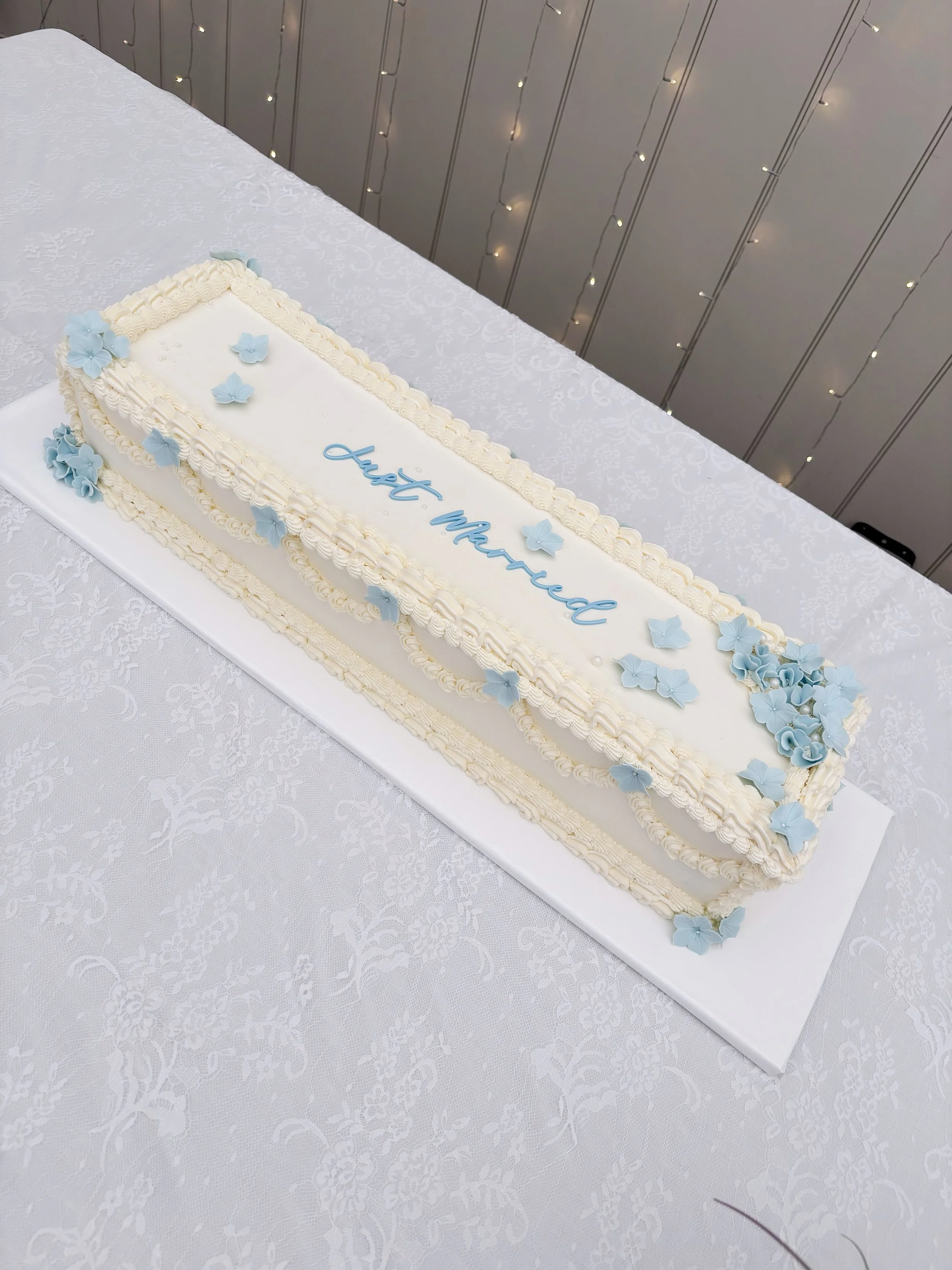 Harriet &amp; Jack 🤍

Yesterday I delivered this beautiful wedding cake for Harriet &amp; Jack at the stunning Trevenna Barns. They went for a soft blue and ivory palette, with vintage-inspired piping, and delicate blue sugar flowers.

It&rsquo;s al