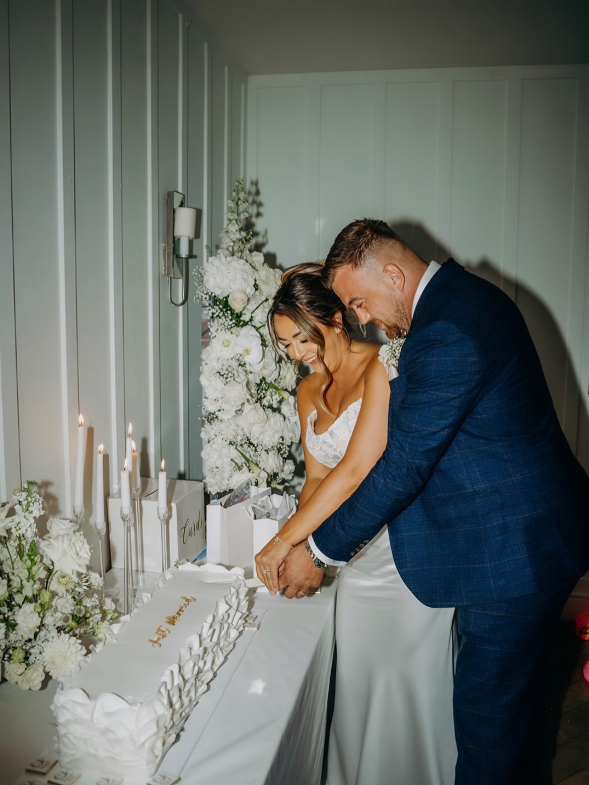 A little glimpse of Emma &amp; Ed&rsquo;s beautiful wedding day 🤍

It&rsquo;s always so lovely to see one of my cakes once it&rsquo;s become part of the day it was made for. This one was delivered all the way to @salcombeharbourhotel and I&rsquo;m s