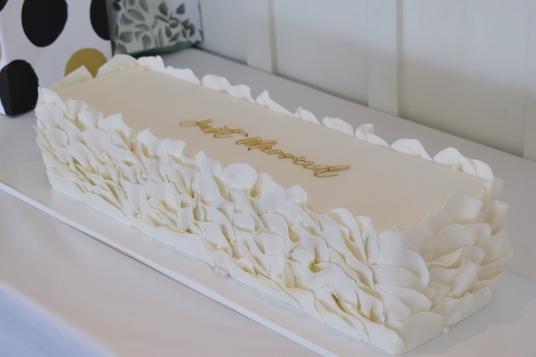 If you&rsquo;ve been following me on my stories, you will know by now that this cakes journey to Salcombe Harbour Hotel was a little eventful to say the least!

This was Emma&rsquo;s beautiful 2ft &lsquo;table runner&rsquo; wedding cake, finished in 