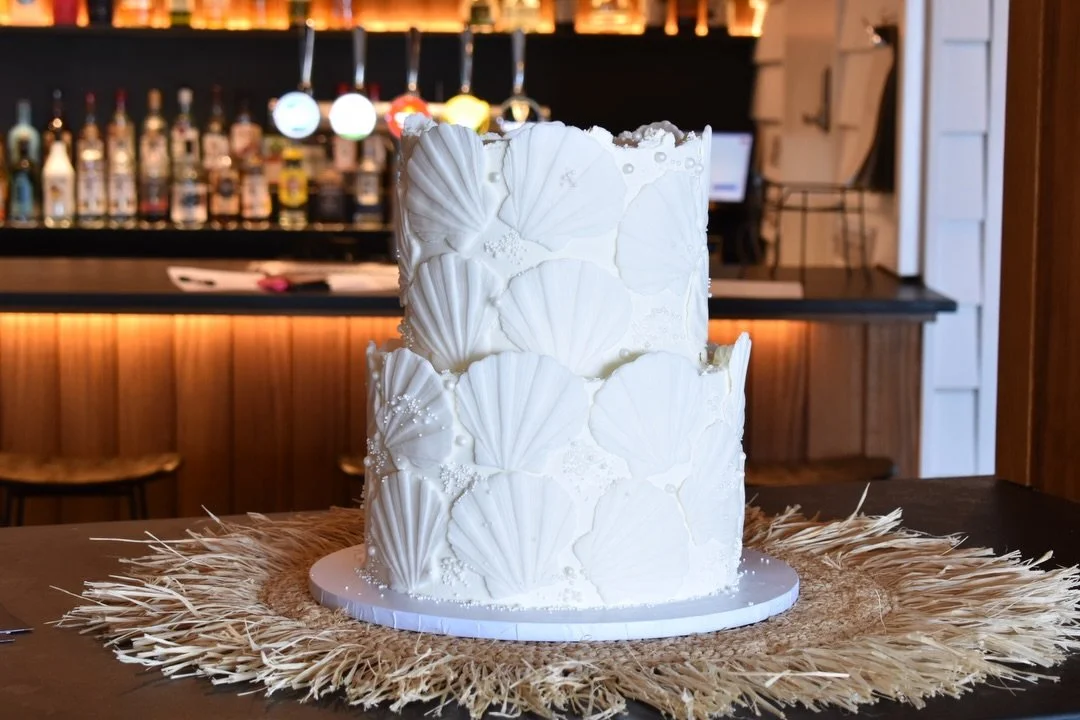 Alice&rsquo;s beautiful wedding cake at Tunnels Beaches 🤍

I was so pleased to be back at Tunnels Beaches this weekend and I absolutely love the new look! The new location for the wedding cake gives it such pride of place and it looked so lovely sit