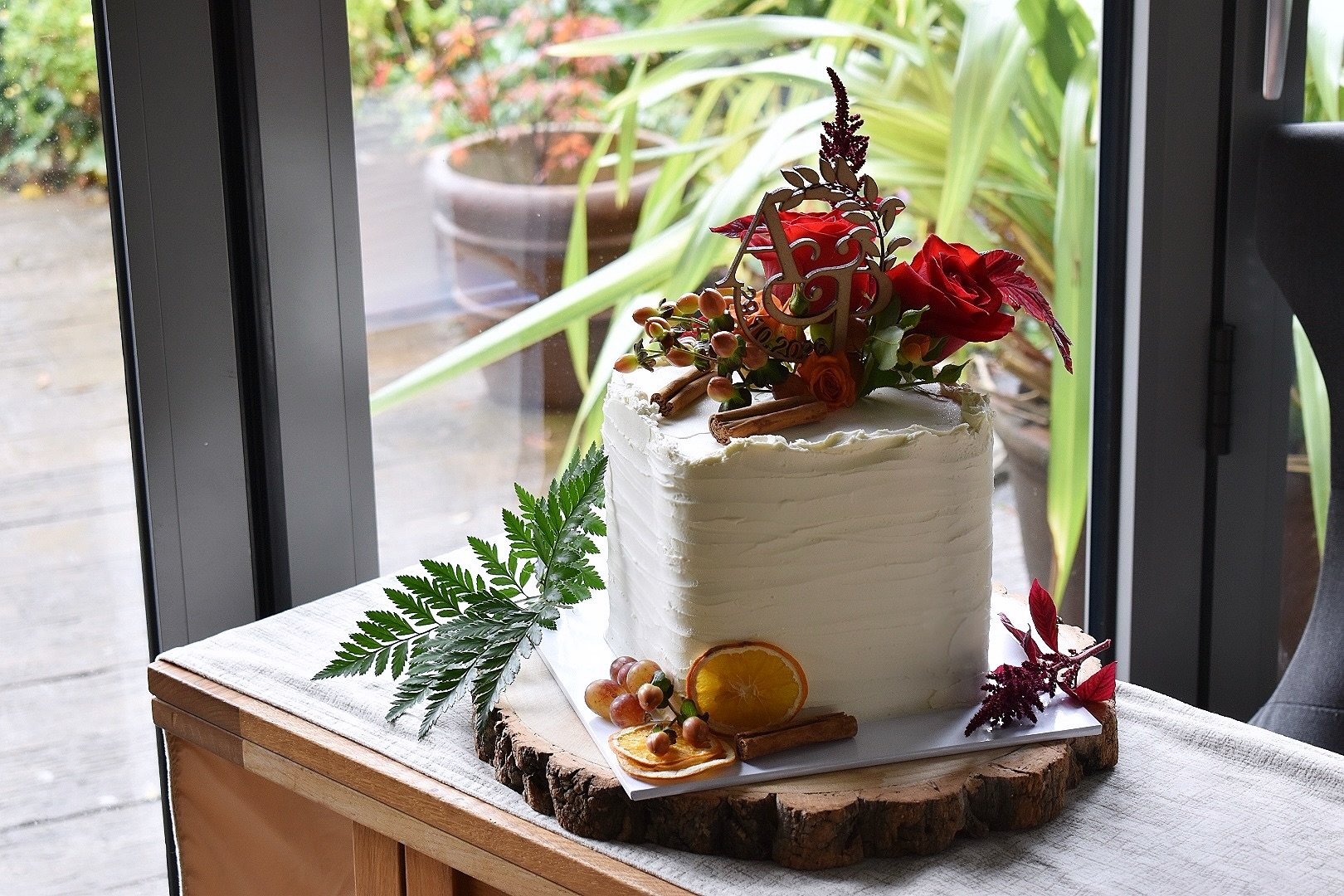 Autumn wedding cakes are some of my favourites! 🍂

This square buttercream cake was all about those rich autumn tones, with red roses, oranges, berries, cinnamon and seasonal blooms from @twigsflowers.co.uk &hellip; and finished with a personalised 