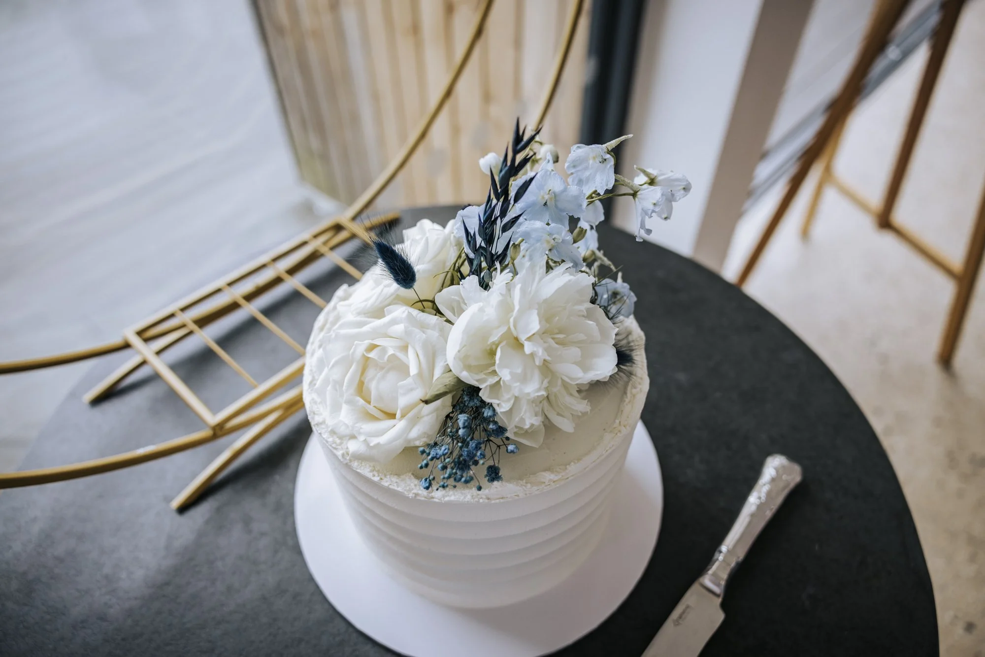 White buttercream wedding cake by Lulu’s Primrose Bakery