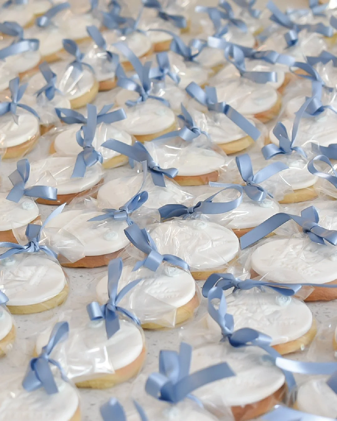 Biscuit wedding favours with initials.