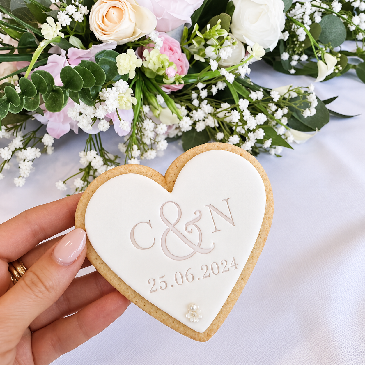Elegant wedding biscuit favour.