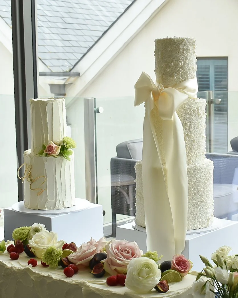 Pearl wedding cake and buttercream wedding cake in Devon.