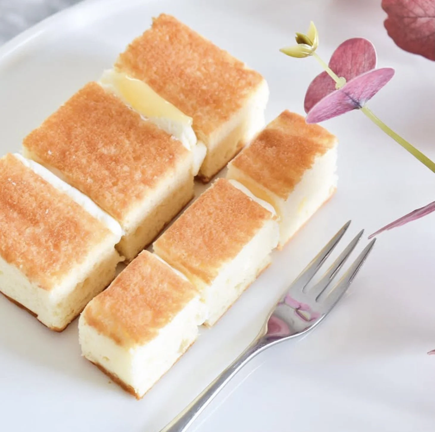 Lemon & Elderflower wedding cake flavour.