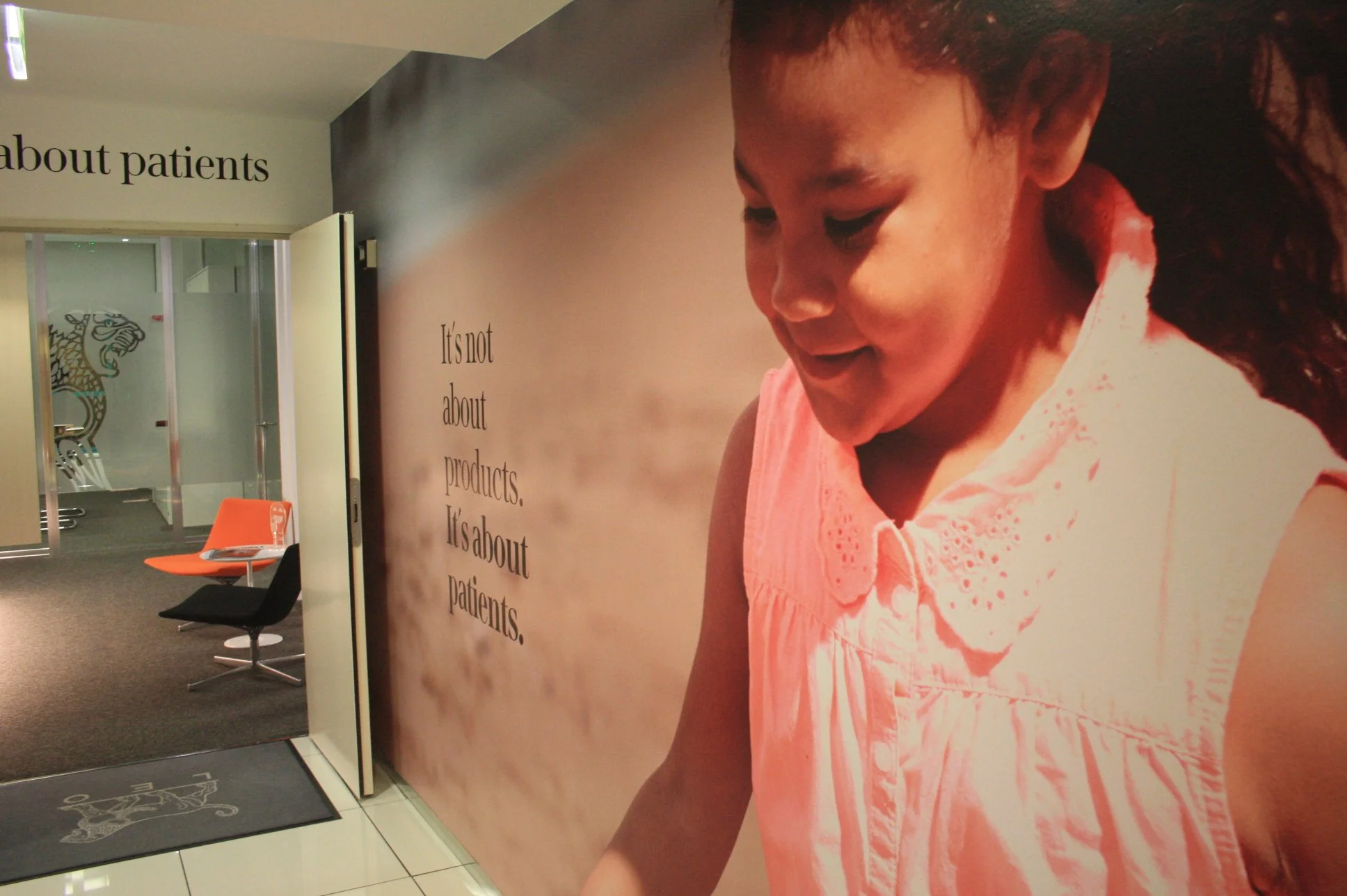 Hall de entrada com imagem e mensagem corporativa