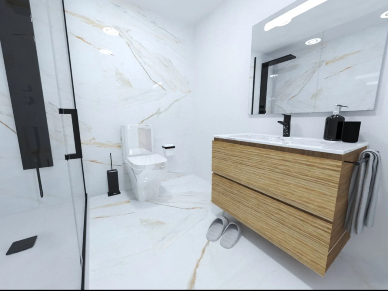 Banheiro moderno com parede de mármore, vaso sanitário, pia de madeira com espaço de armazenamento, espelho grande, cortina de vidro na area do chuveiro, toalhas penduradas, chinelos no chão, produtos de higiene no balcão, e iluminação moderna.