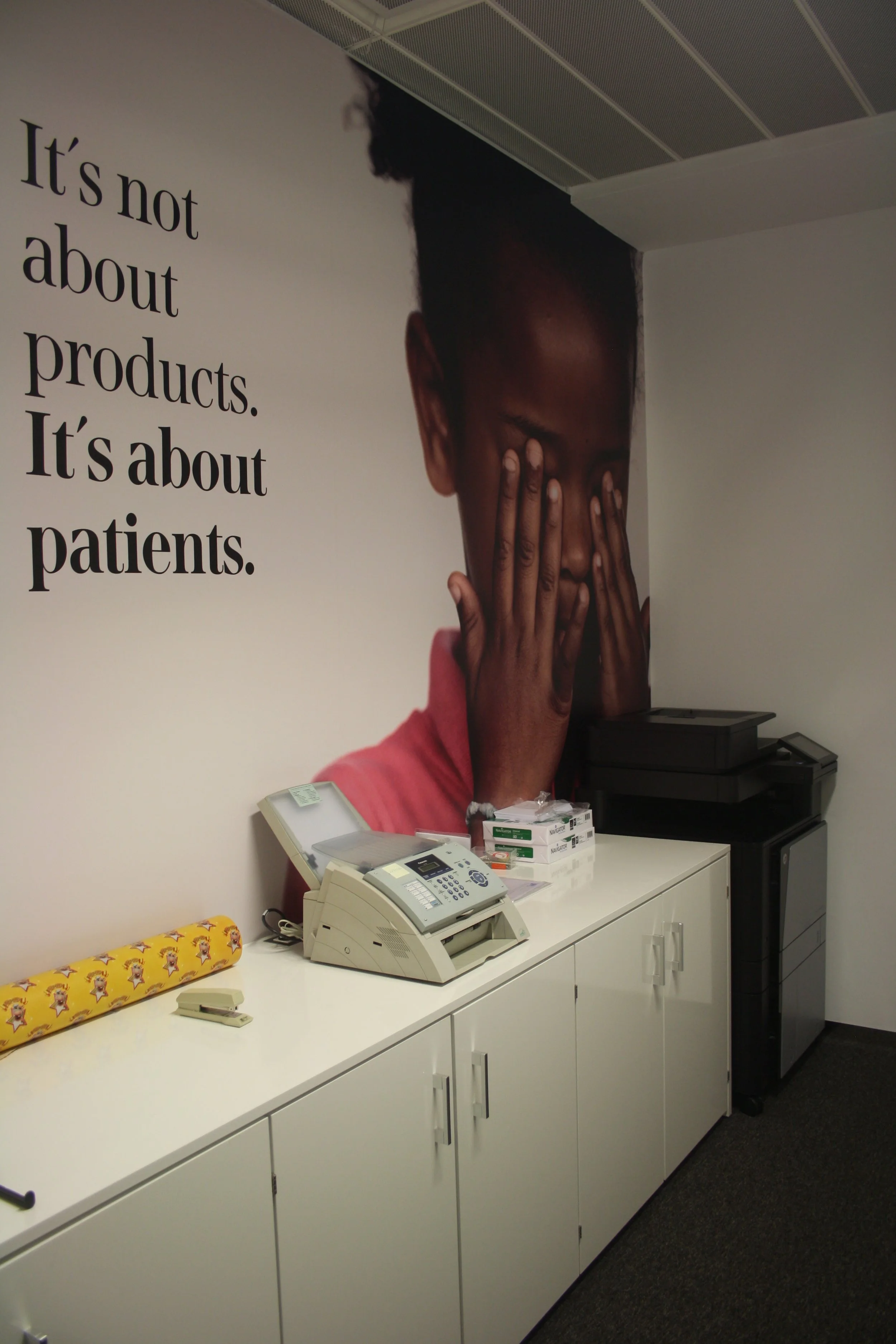 área de economato com imagem corporativa de grande formato.