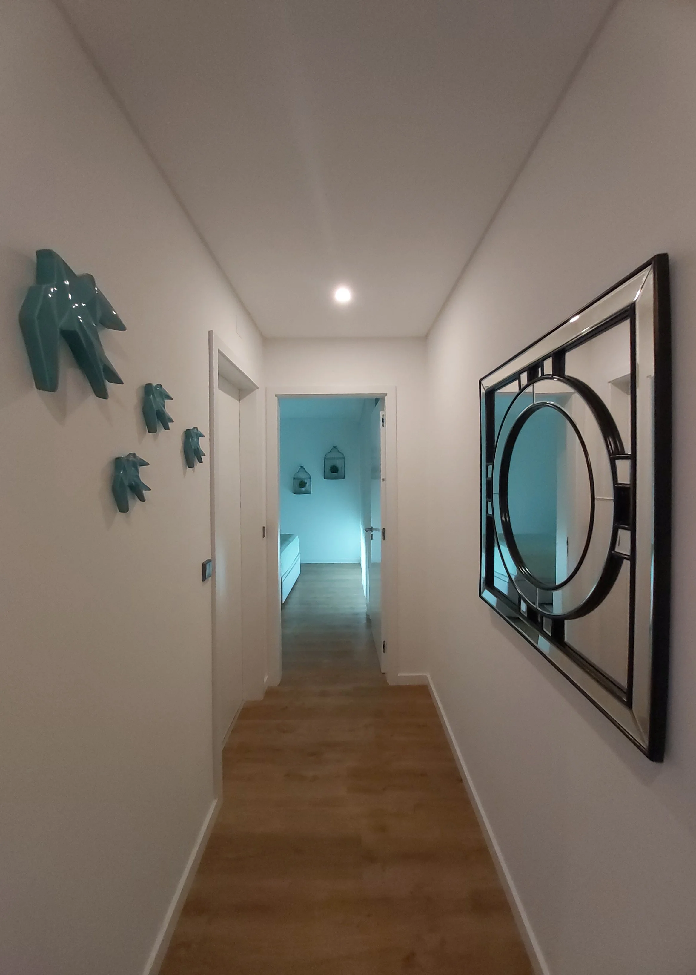 Decoração de Apartamento, Quarteira, Algarve.
Perspectiva de Corredor com Espelho e decoração de parede