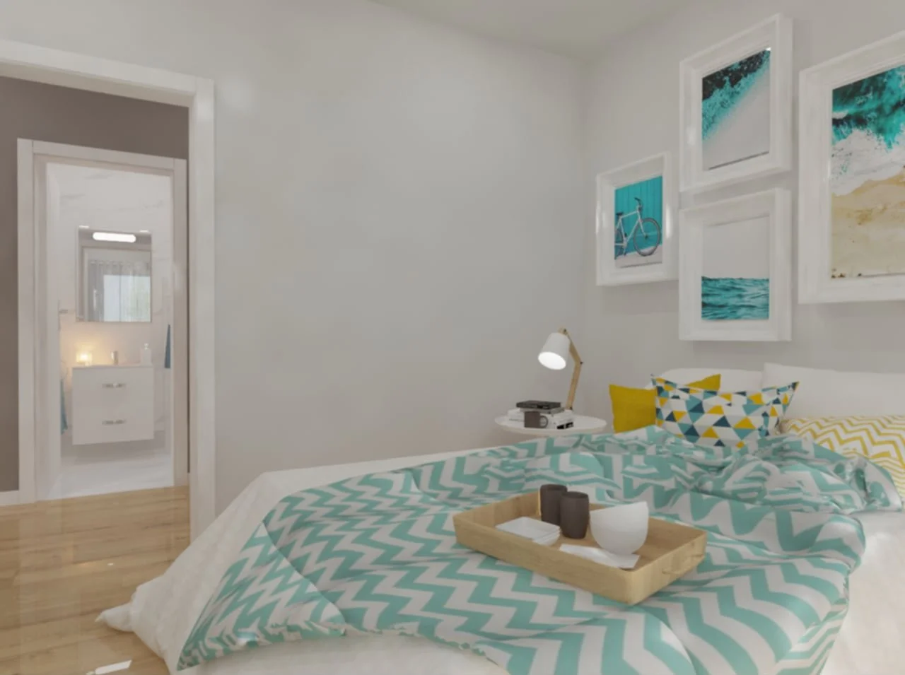 Quarto decorado com quadros de arte na parede, cama com lençóis azuis e amarelos, travesseiros com padrões geométricos, luminária de leitura ao lado da cama, bandeja com objetos na cama, piso de madeira e porta para banheiro ao fundo.