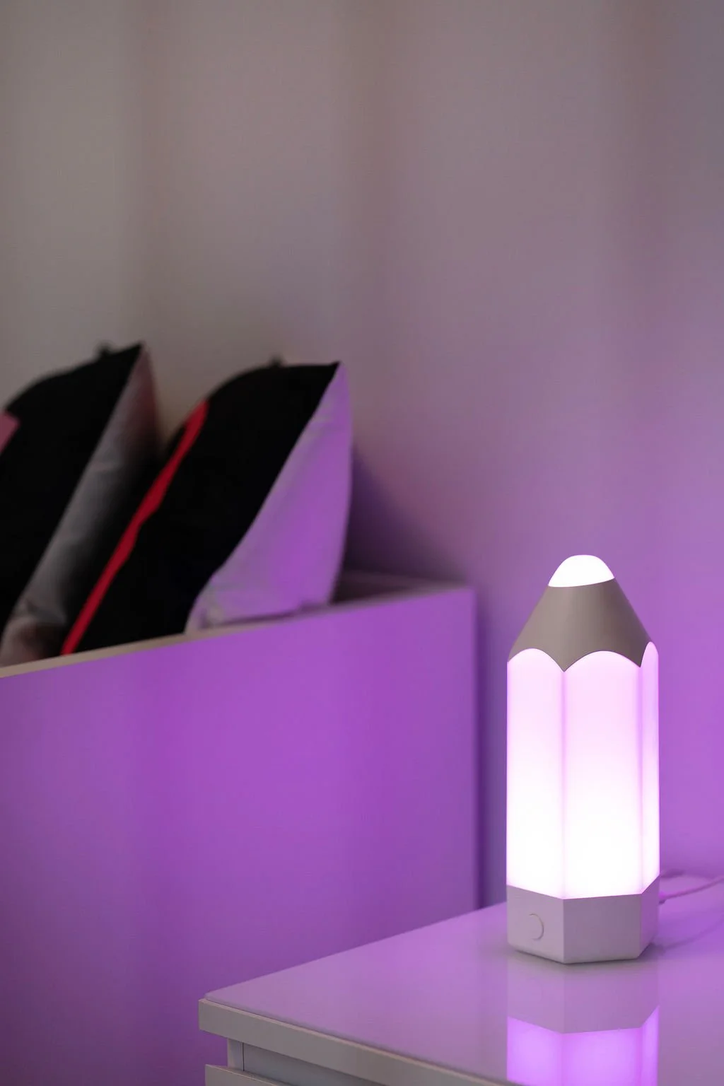 Candeeiro de mesa em formato de lápis com variação de tons de luz