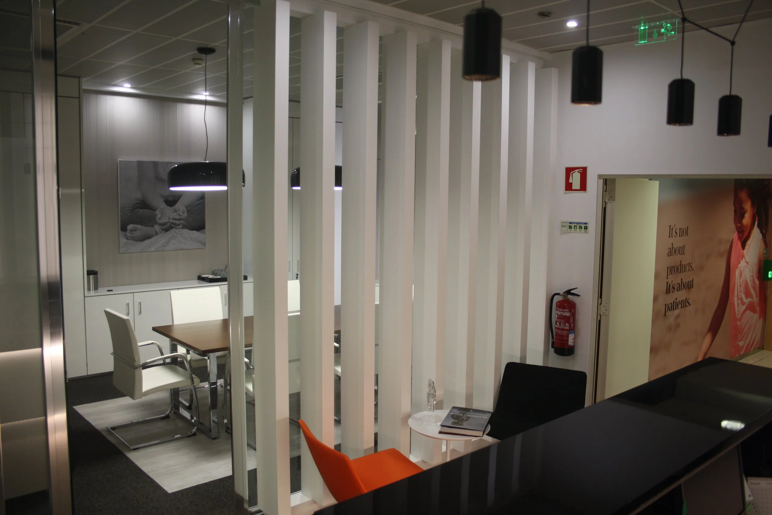 Área de recepção. Sala de reuniões.