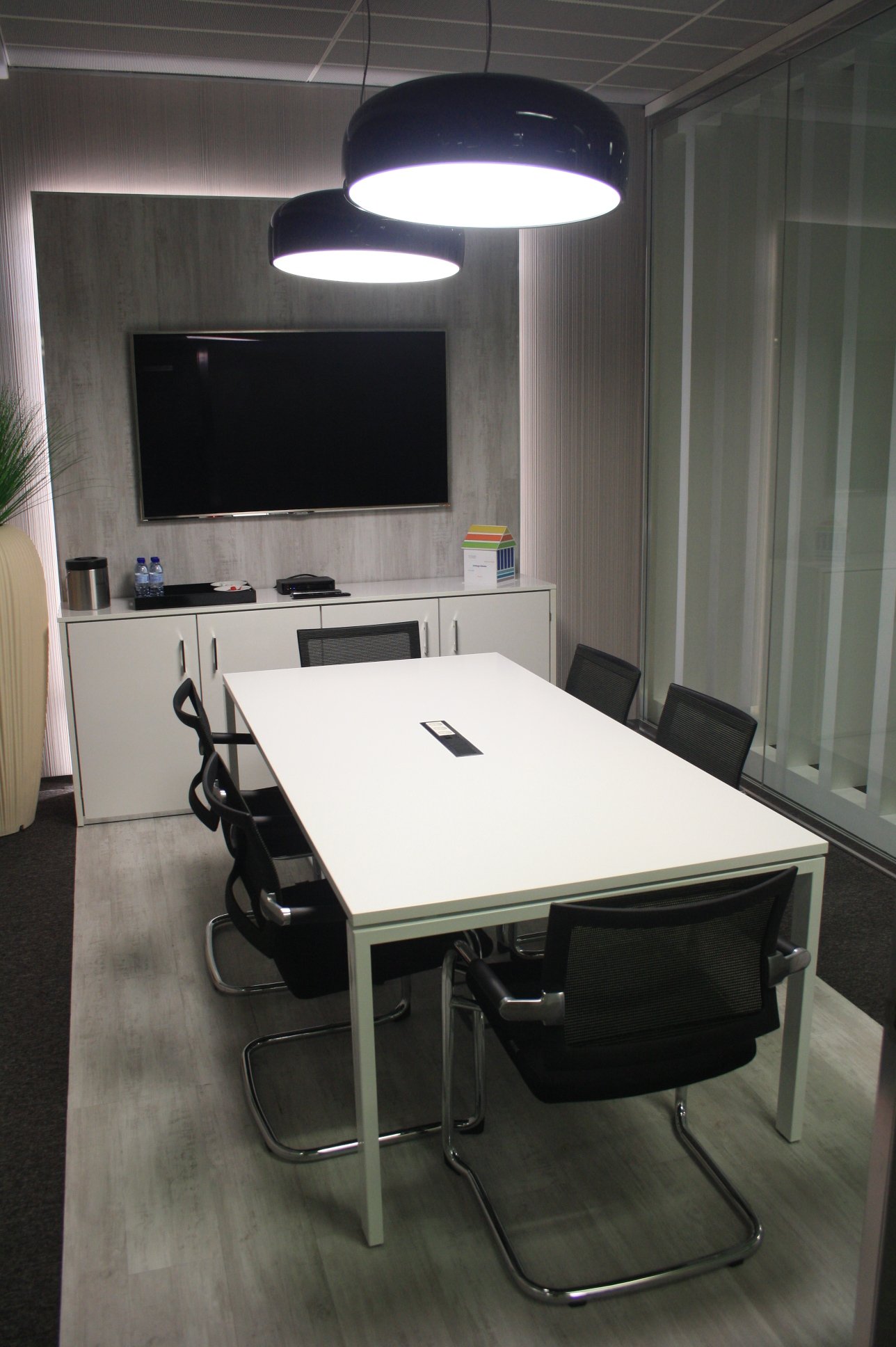 Sala de reuniões com candeeiros de teto