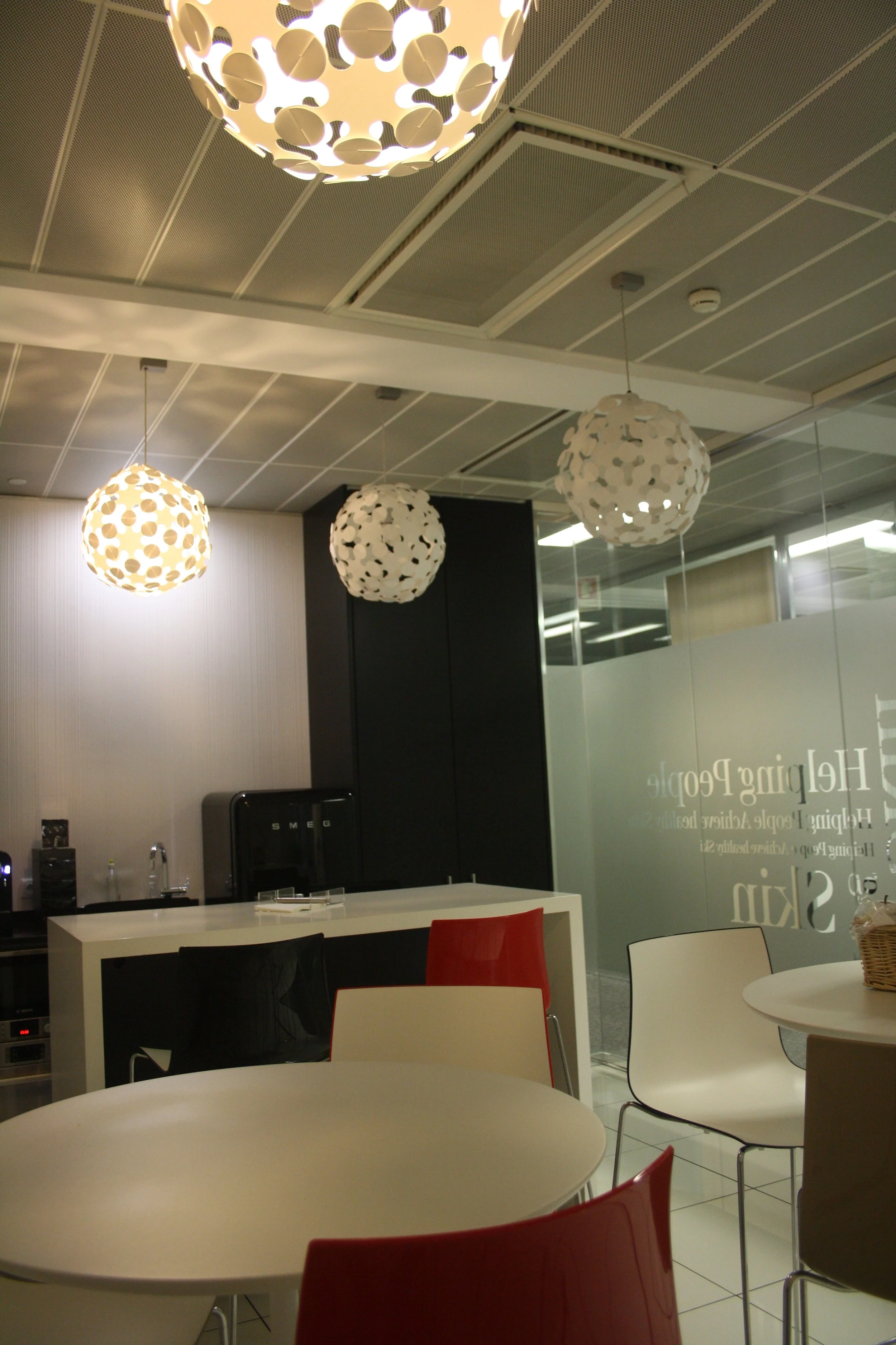 Copa com mesas e cadeiras altas