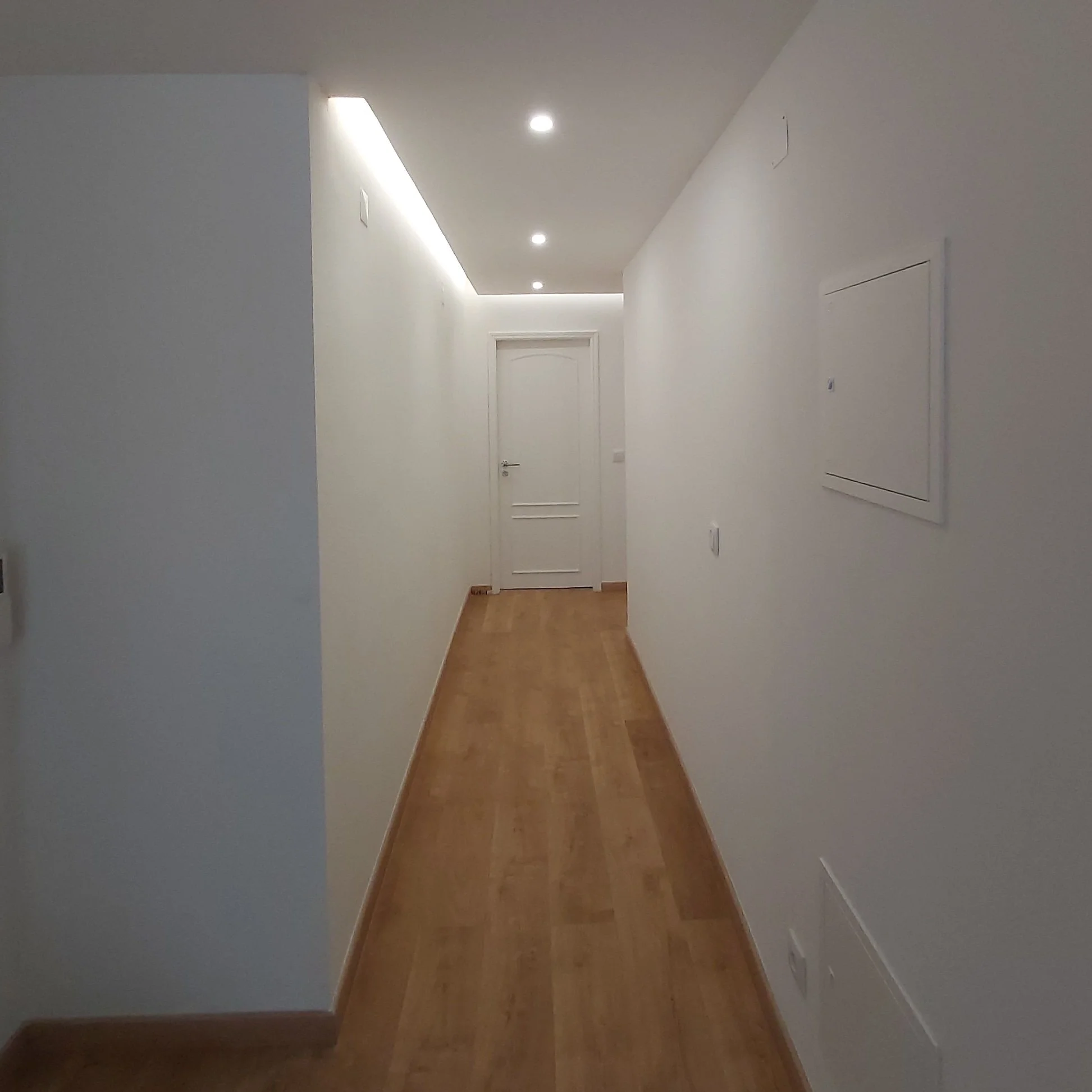 Corredor com sanca de luz para iluminação direta