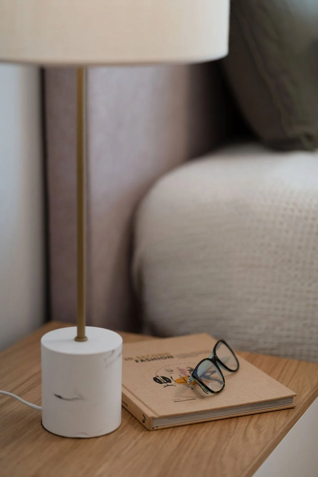 Candeeiro de mesa sobre mesa de cabeceira.