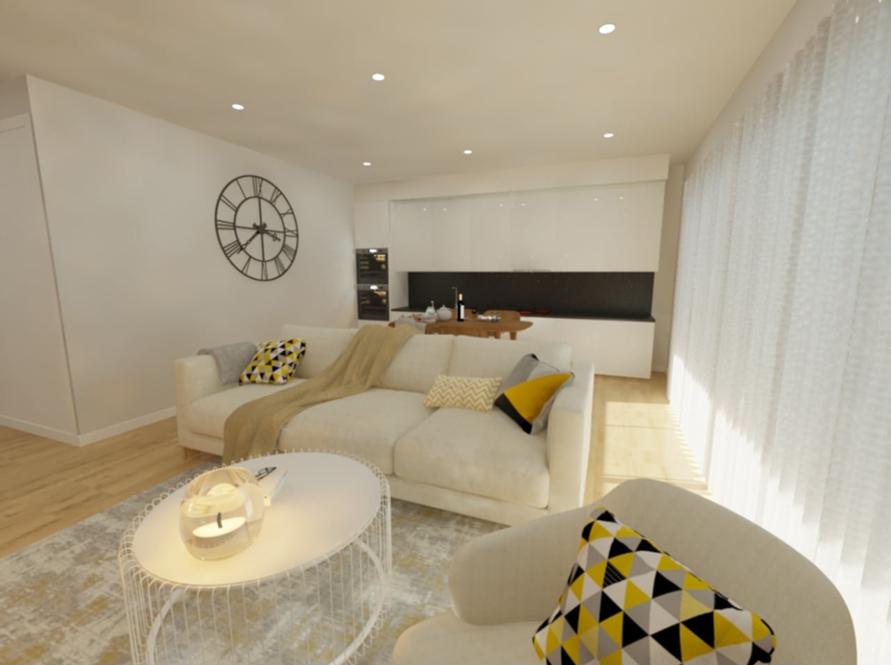 Salão de estar moderno com sofá branco, almofadas decorativas em preto, branco, cinza e amarelo, mesa de centro com vela e objetos decorativos, relógio grande na parede, cortinas brancas, e espaço de cozinha ao fundo com balcão e alguns utensílios.
