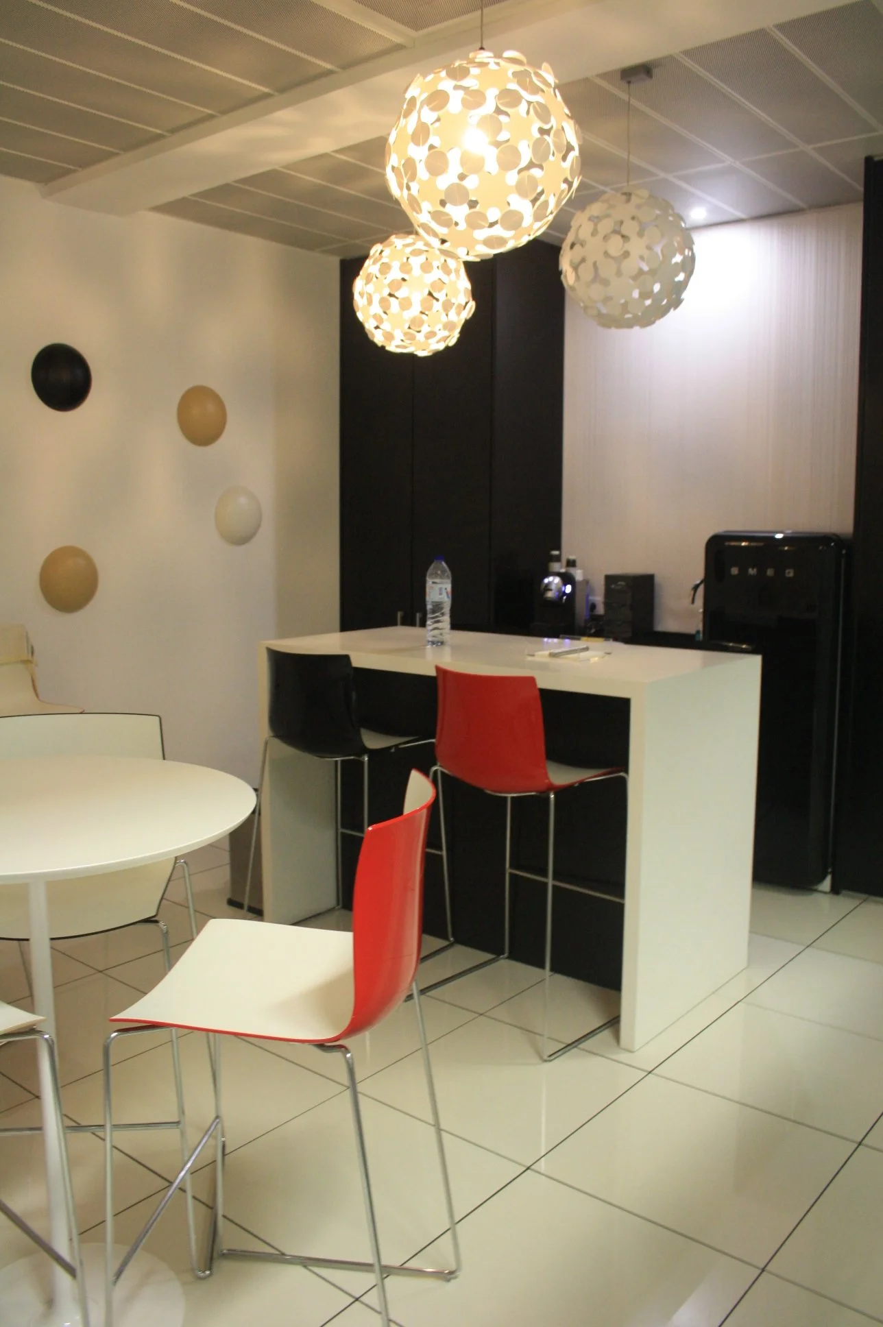 Pantry area com mesas e cadeiras altas