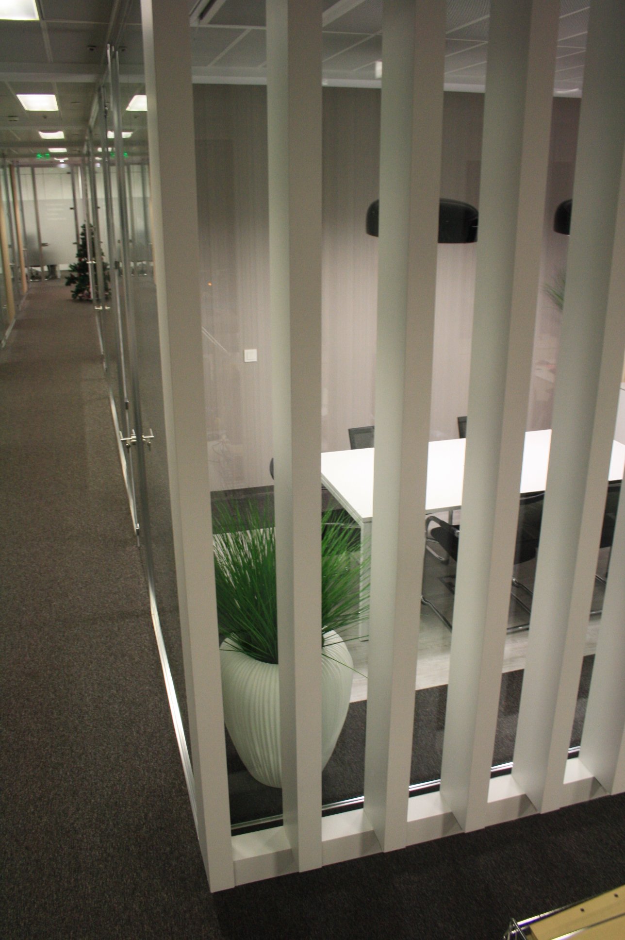 Sala de reuniões com divisória em ripado acabamento lacado a branco