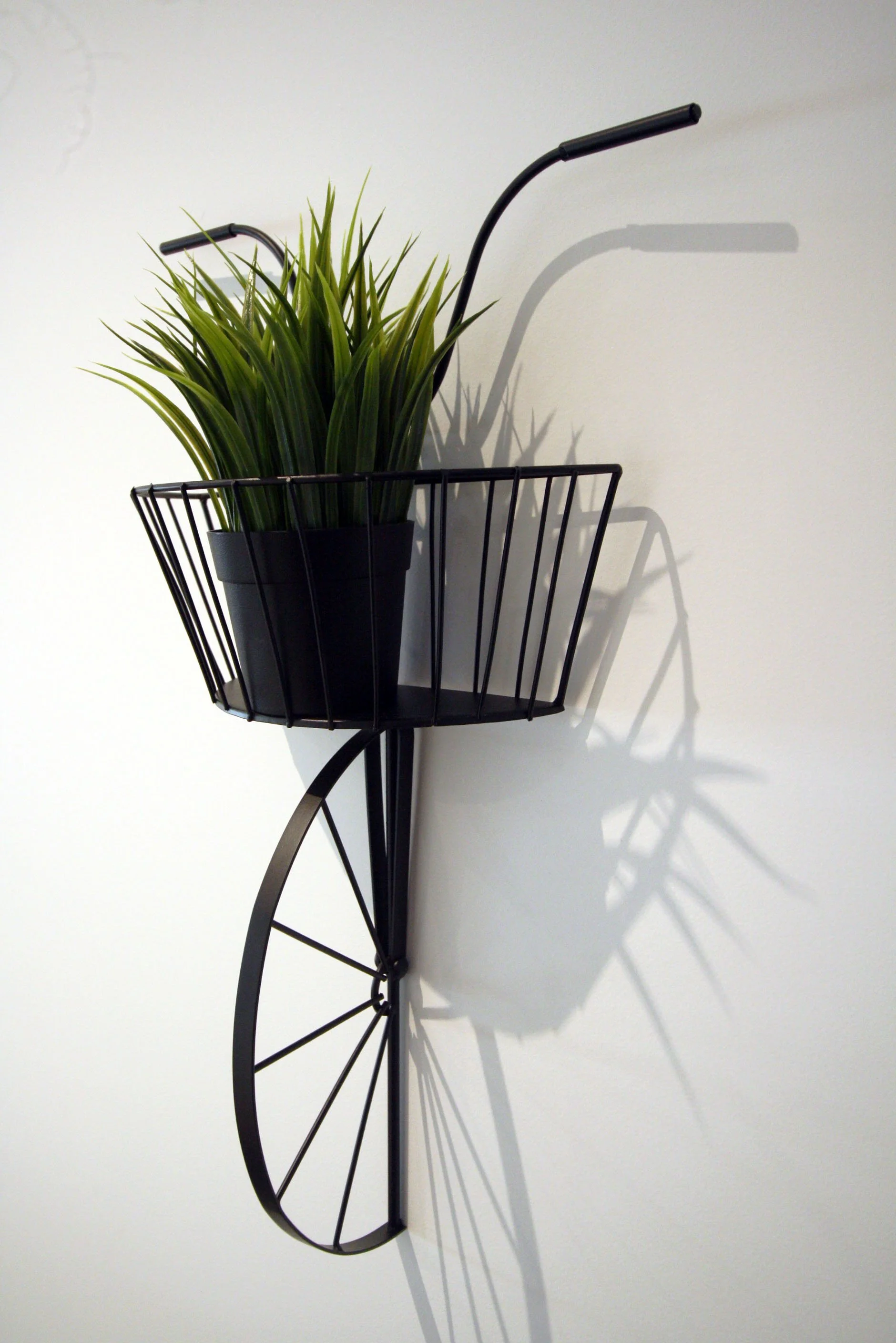 Vaso com planta de folhas verdes disposta Home Staging de Apartamento em Quarteira, Algarve.
Pormenor de decoração de parede.
