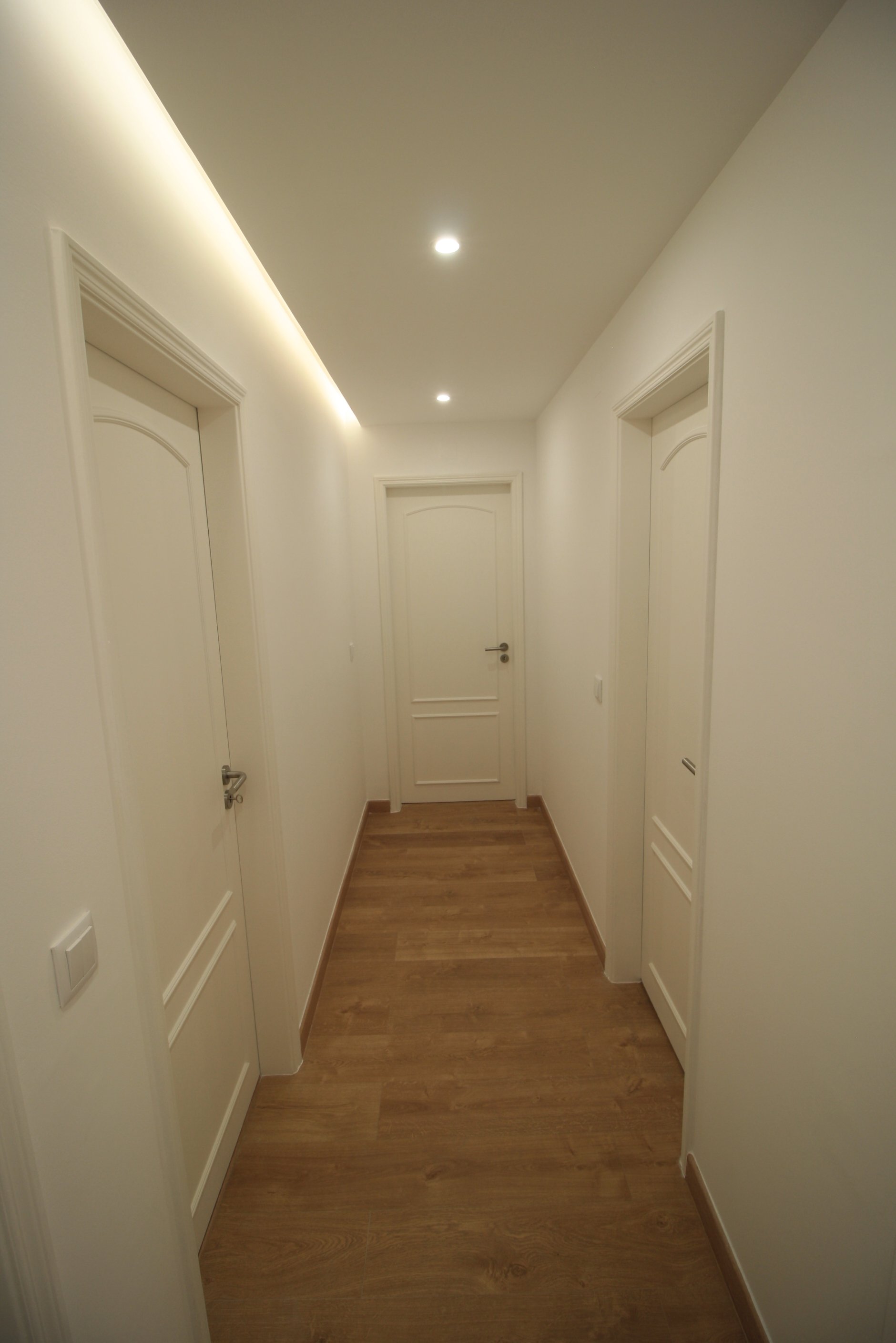 Corredor com sanca de luz para iluminação direta