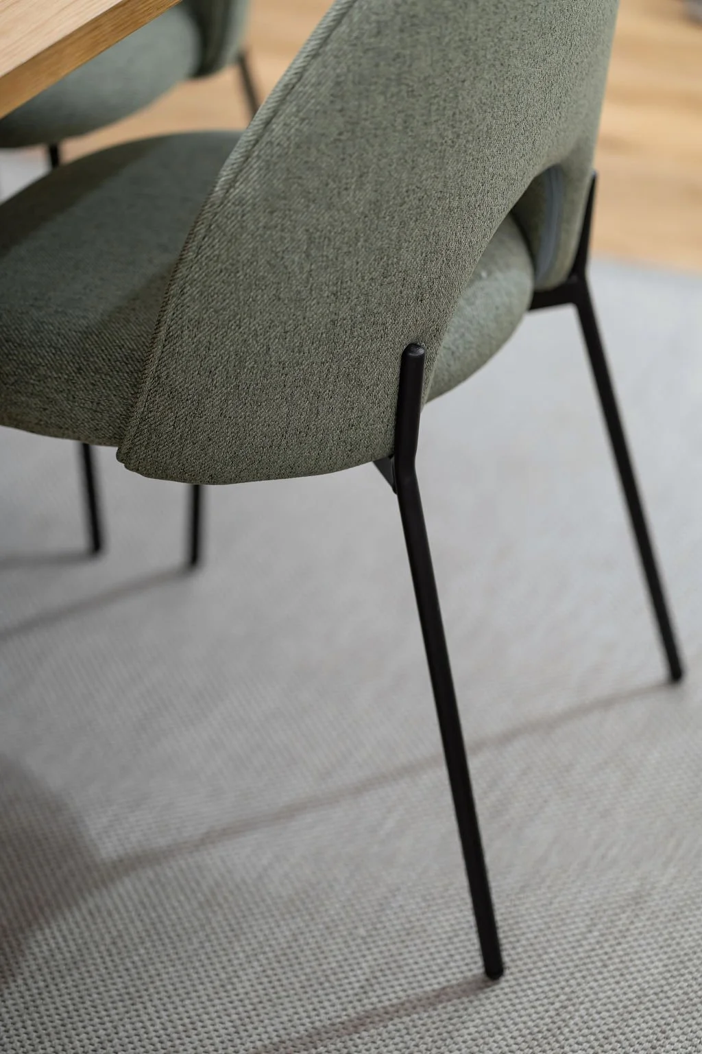 Decoração Sala Jantar | Pormenor Cadeira Estofada com pés pretos