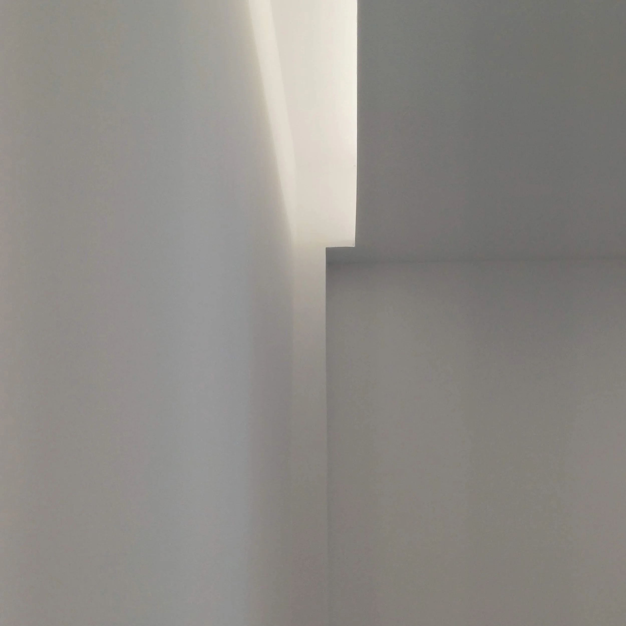 Remodelação de Apartamento no Parque das Nações, Lisboa. Pormenor de sanca de luz para iluminação indireta.