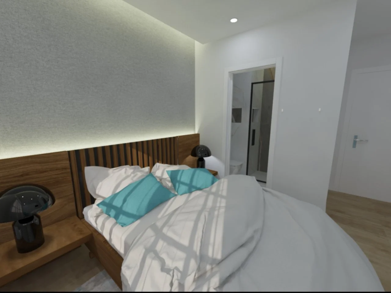 Quarto de hotel com cama arrumada, cabeceira de madeira, dois abajures ao lado da cama, parede com iluminação indereta, porta de vidro para o banheiro, chão de madeira.