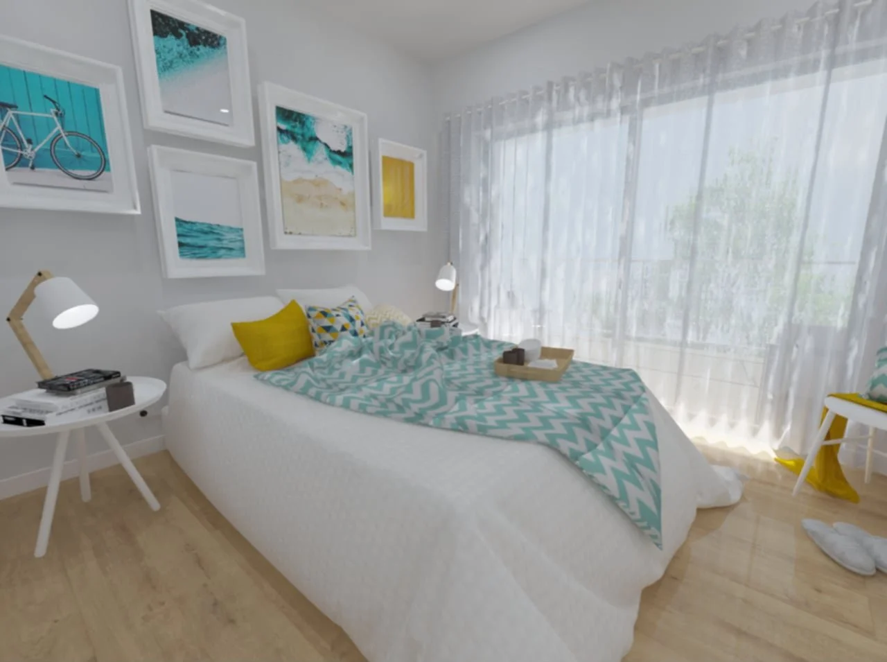 Quarto com decoração clara, cama com roupa de cama azul e branca, almofadas amarelas e de padrão geométrico, quadros na parede com temas de praia e bicicleta, cortinas de voal transparentes e uma janela grande, chão de madeira clara.