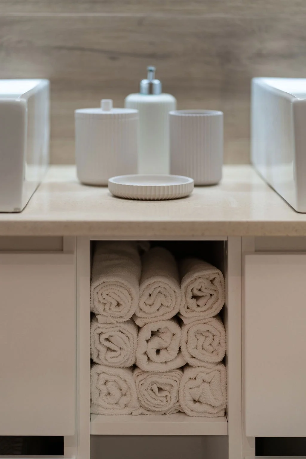 Decoração Casa-de-banho | Pormenor tampo em Silstone  e área de arrumos de Armário de lavatório duplo