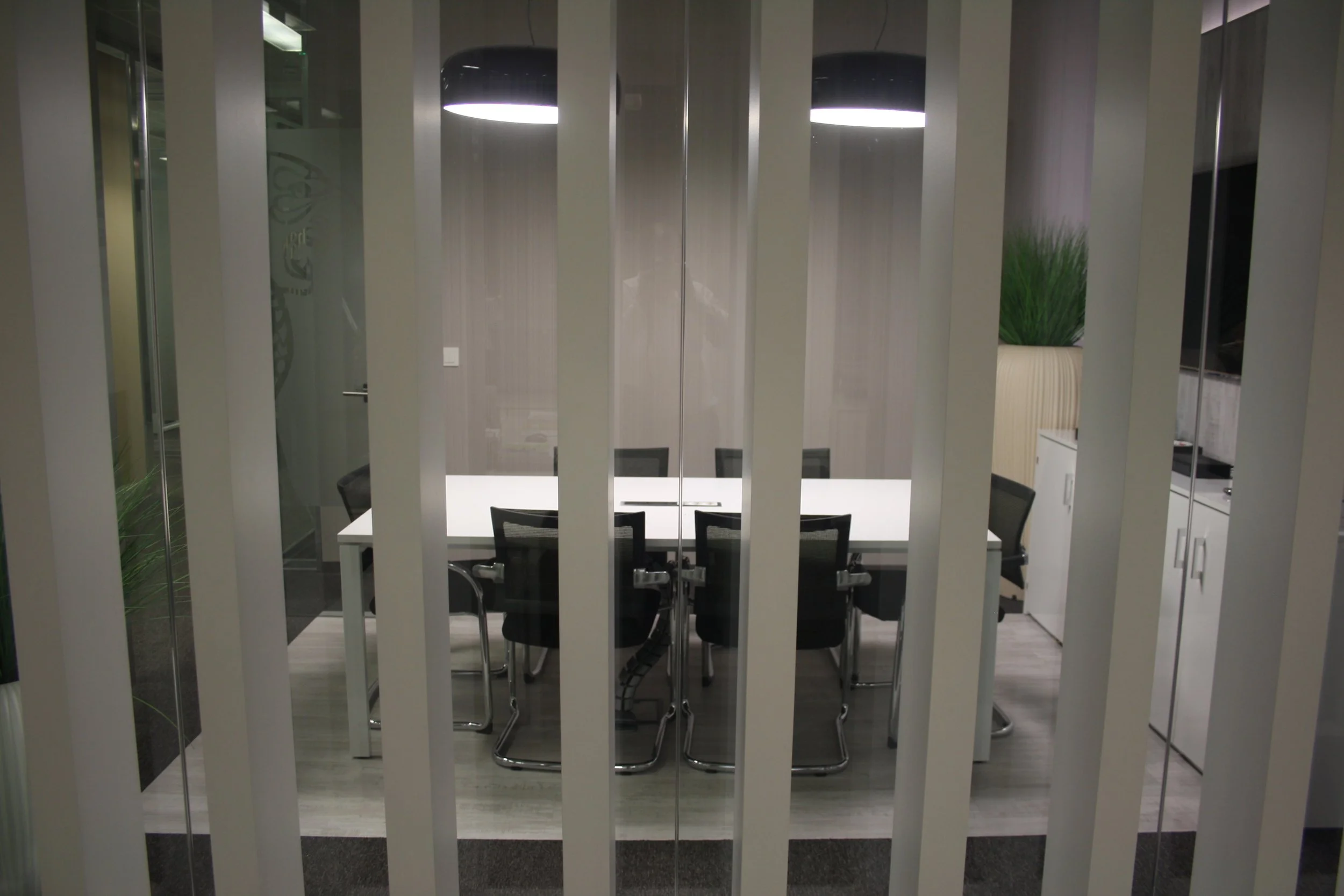 Sala de reuniões com divisória em ripado acabamento lacado a branco