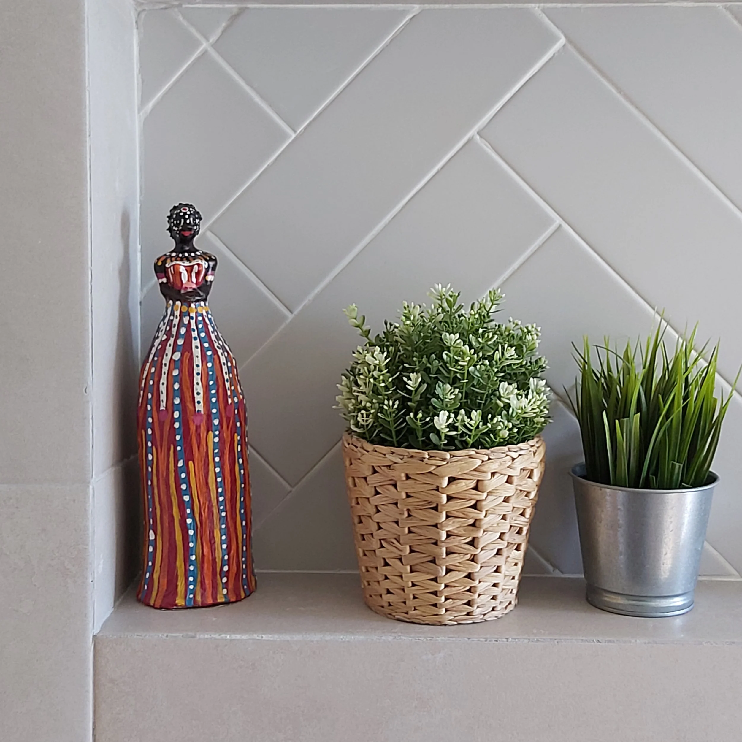 Casa-de-banho com nicho revestido a azulejos com colocação em espinha