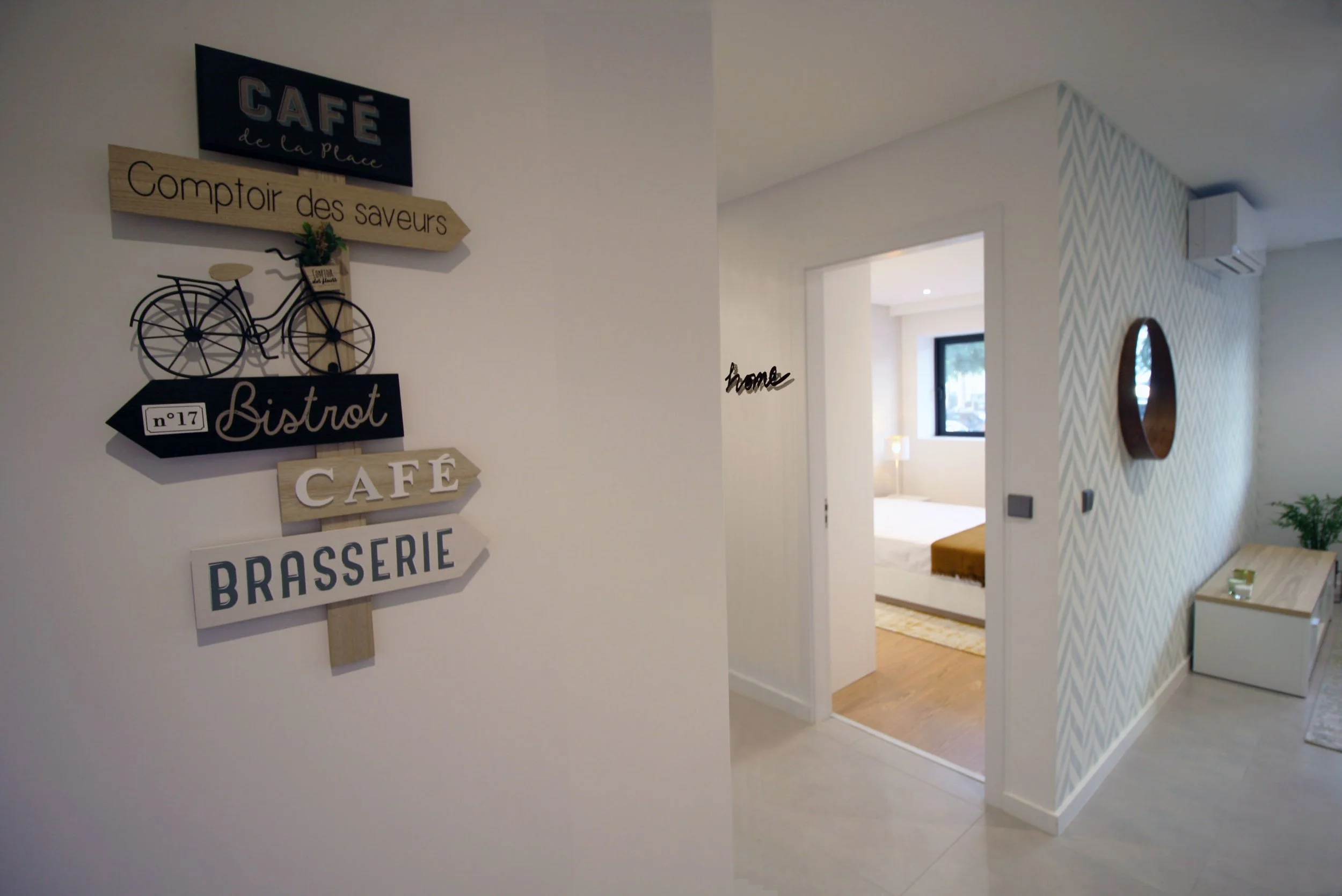 Home Staging de Apartamento em Quarteira, Algarve.
Decoração de parede. Vislumbre de quarto.