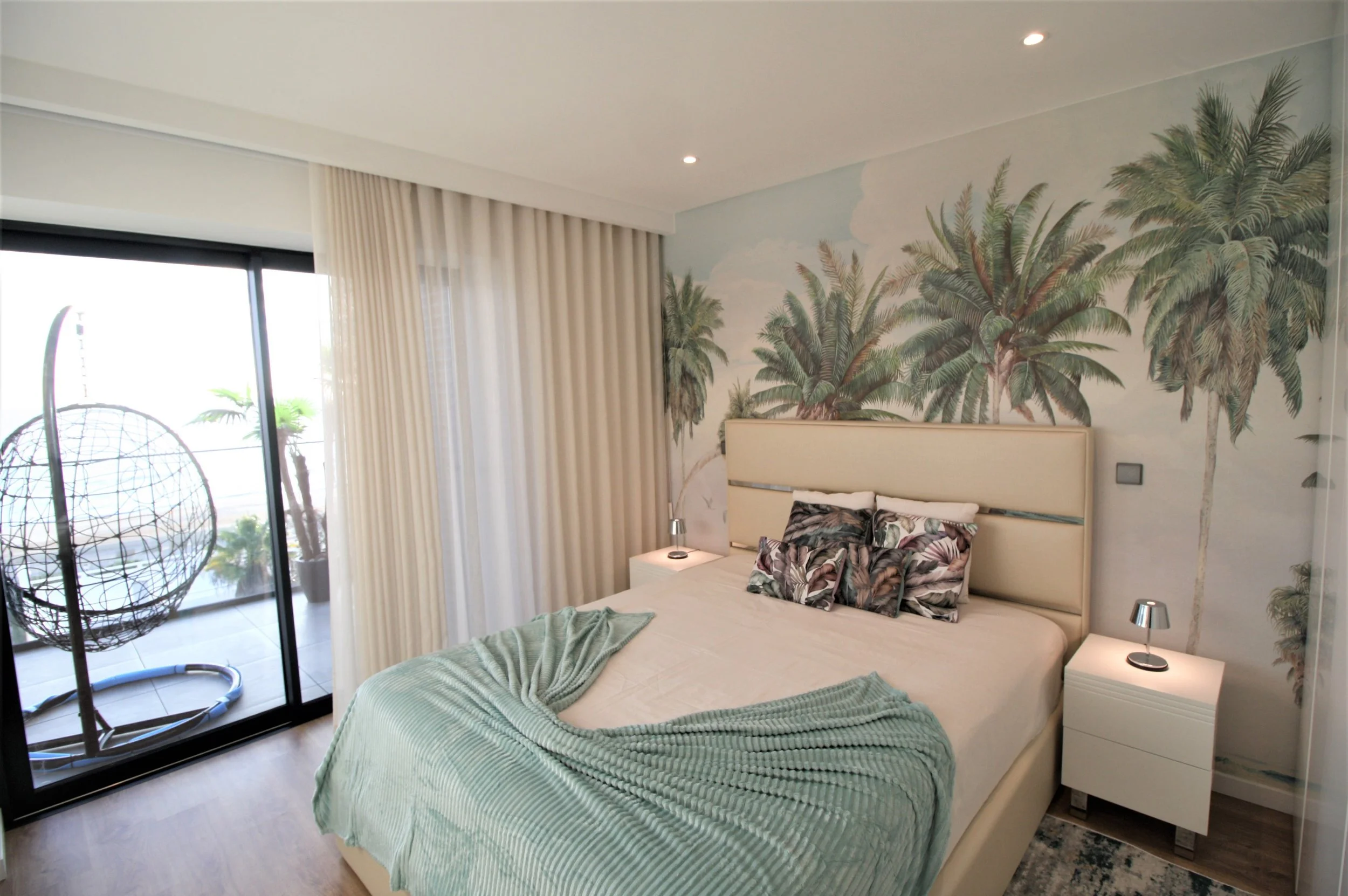 Decoração de Apartamento, Quarteira, Algarve.
Decoração de Suite com papel de parede mural e almofadas estampadas.