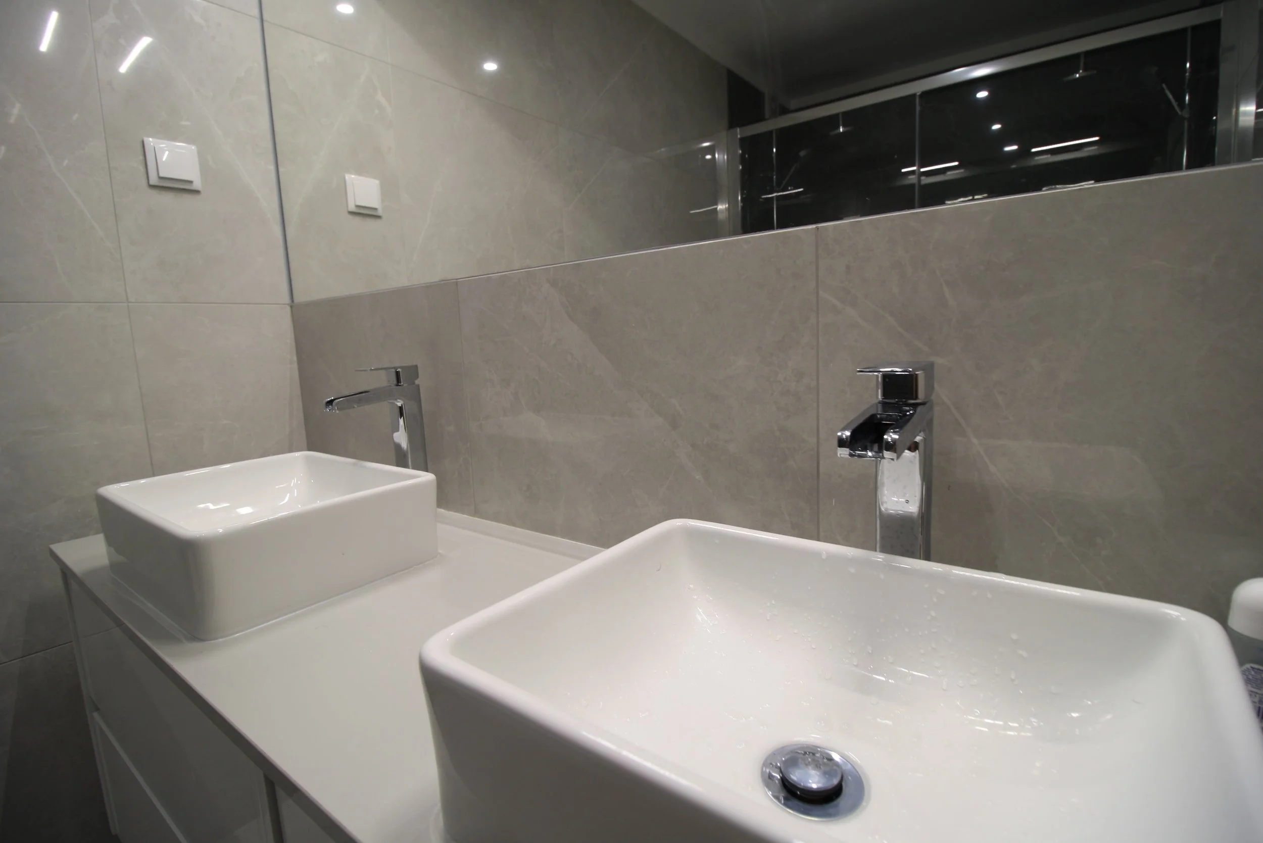 Casa de banho com armário/lavatório duplo suspenso e espelho de grande formato